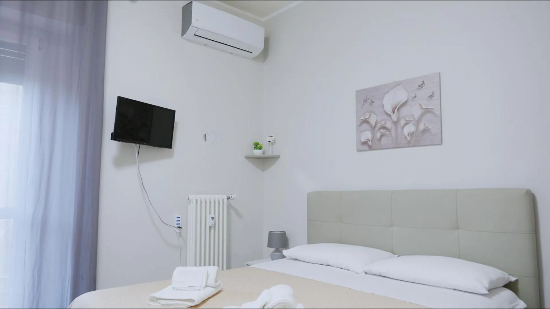 TV and multimedia, Bed in B&B Alpaca Biella