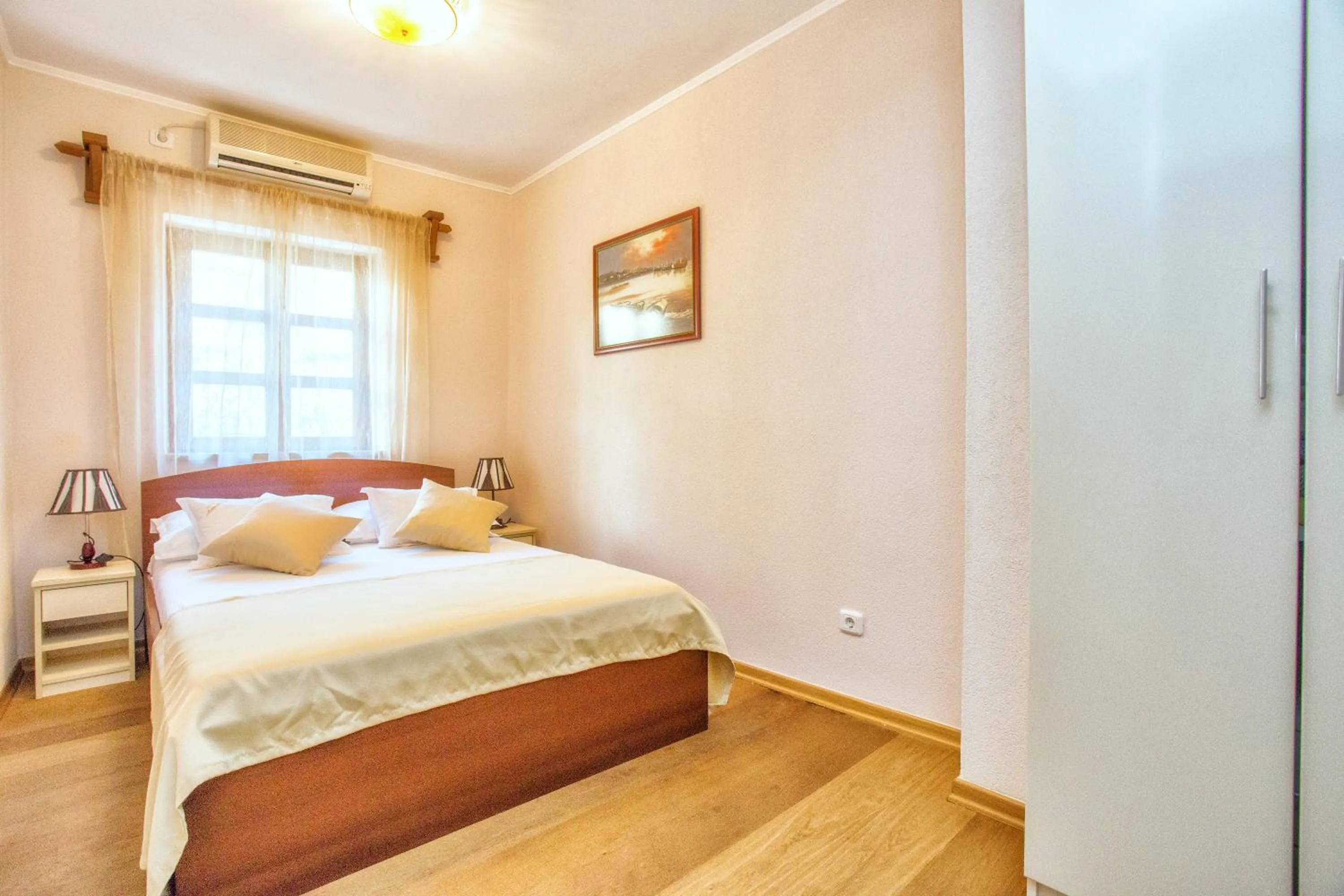 Bedroom, Bed in Hotel Admiral