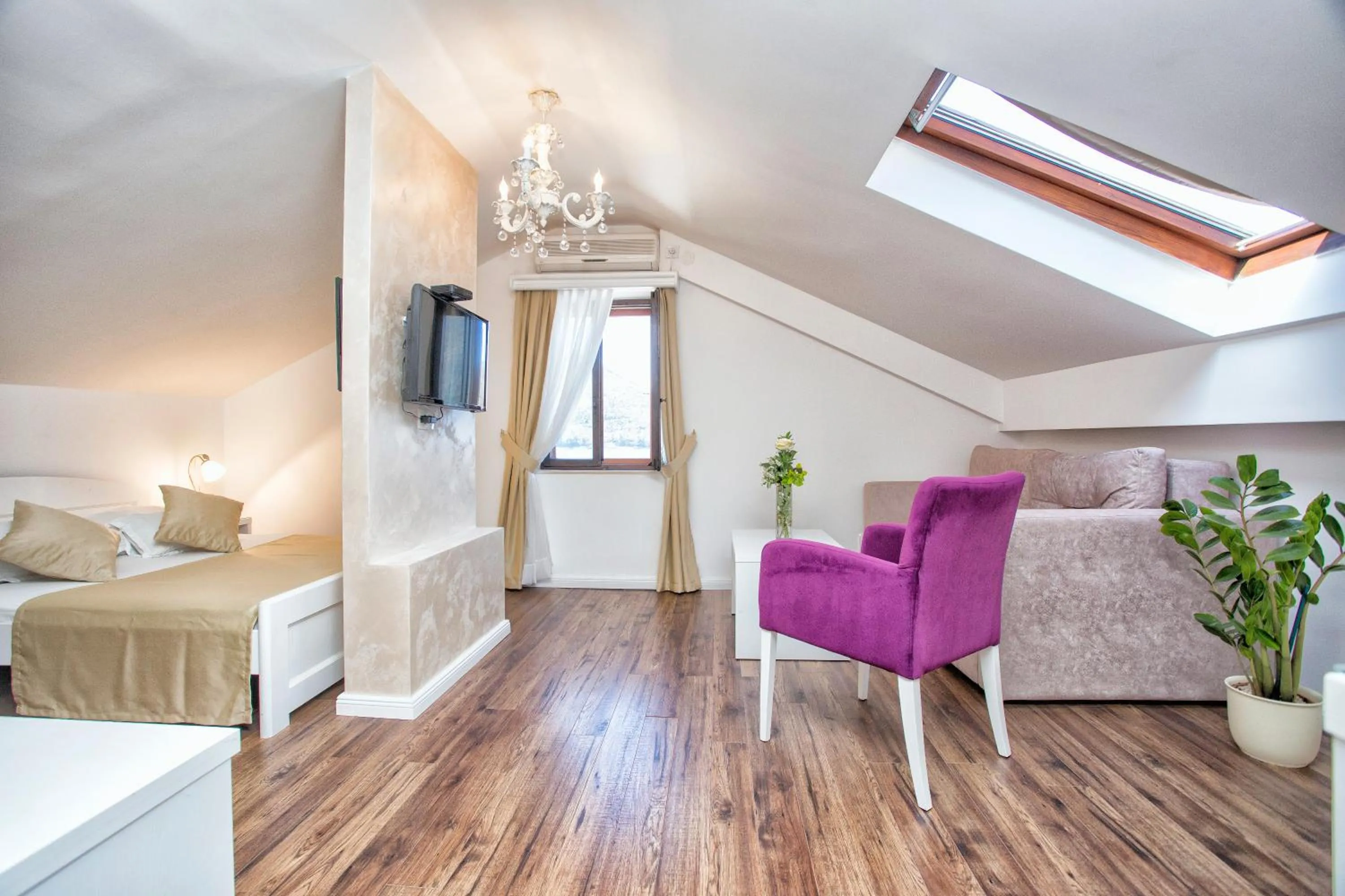 Bedroom, Bed in Hotel Admiral