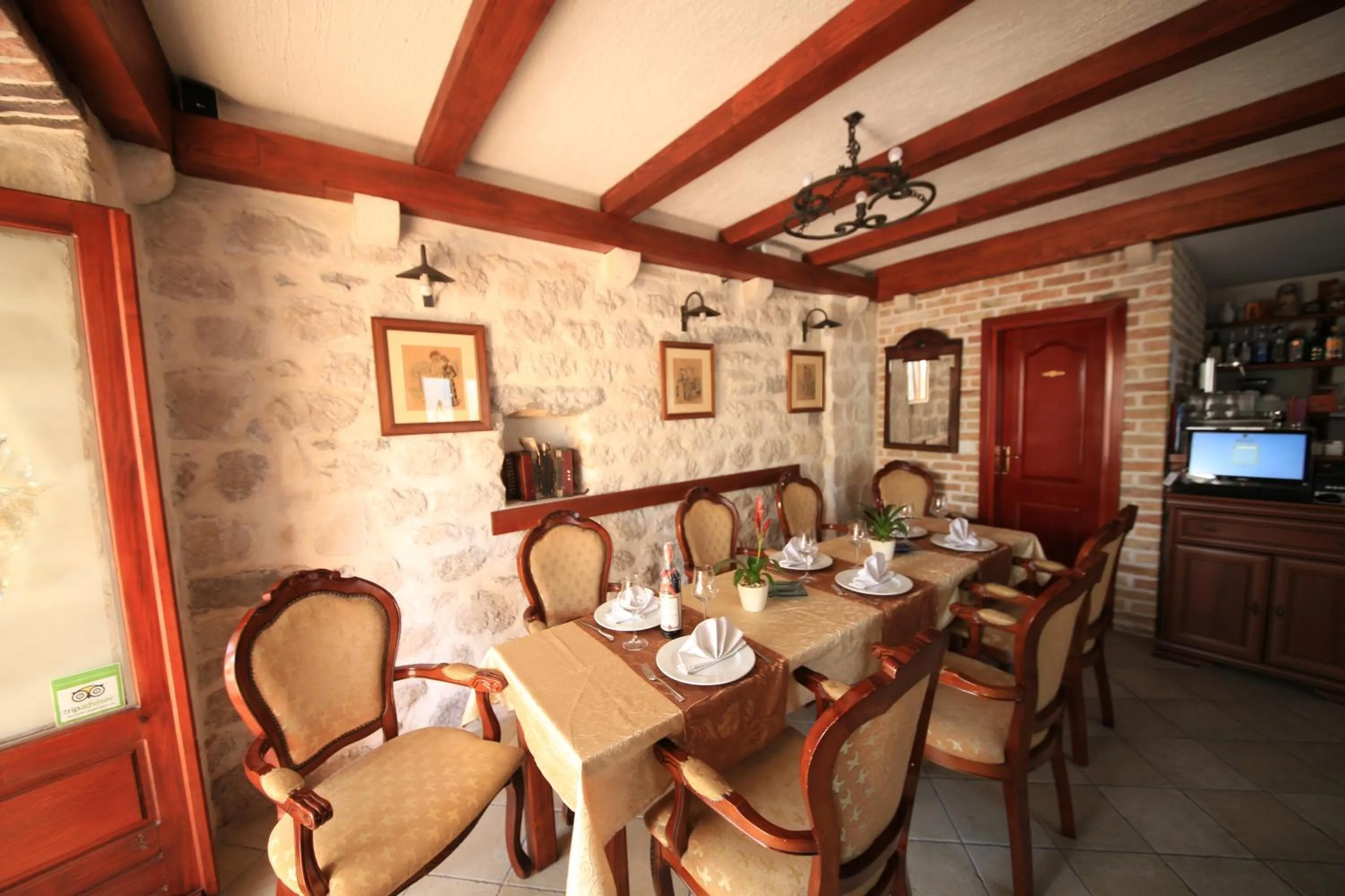 Restaurant/places to eat in Hotel Admiral