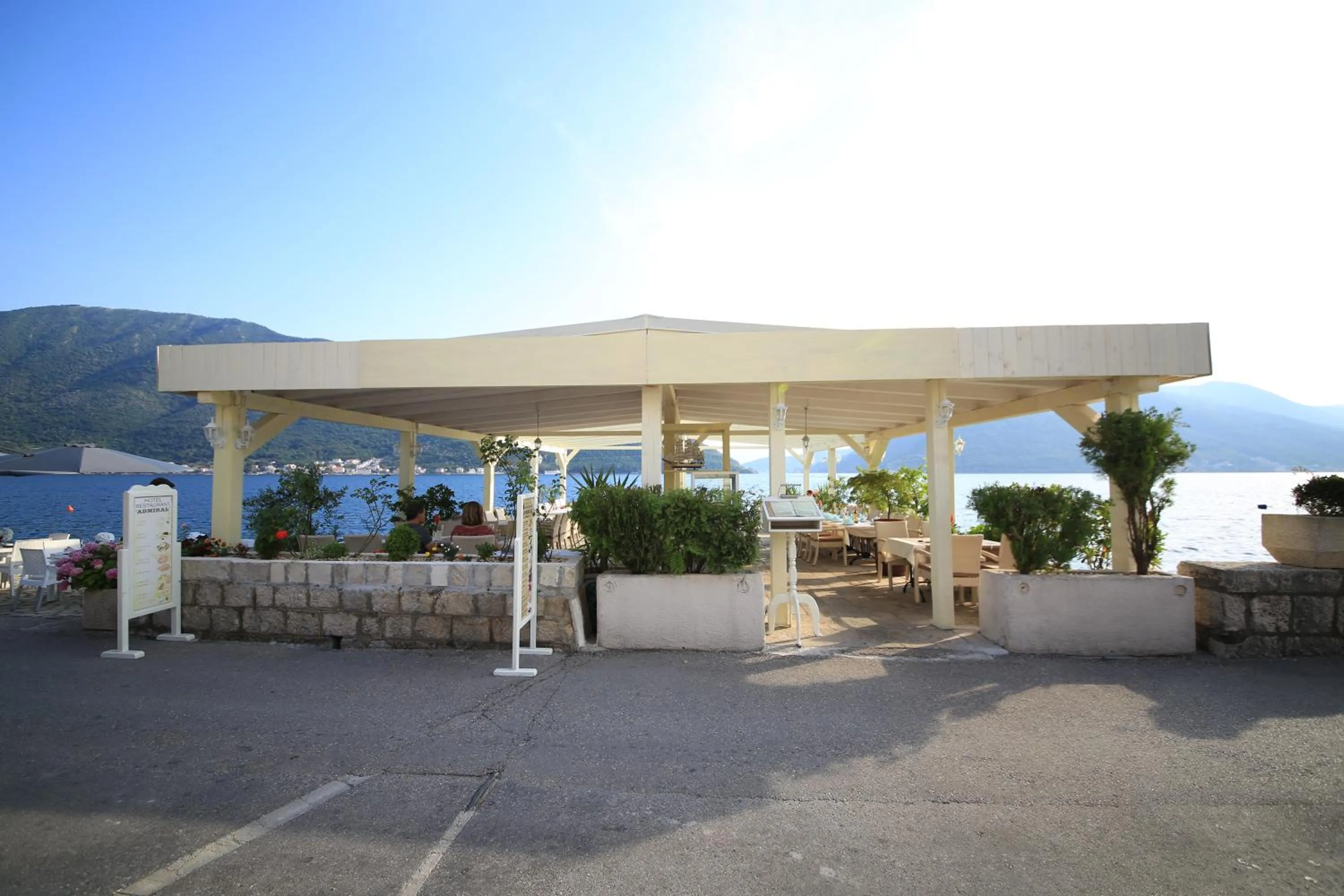 Restaurant/places to eat in Hotel Admiral