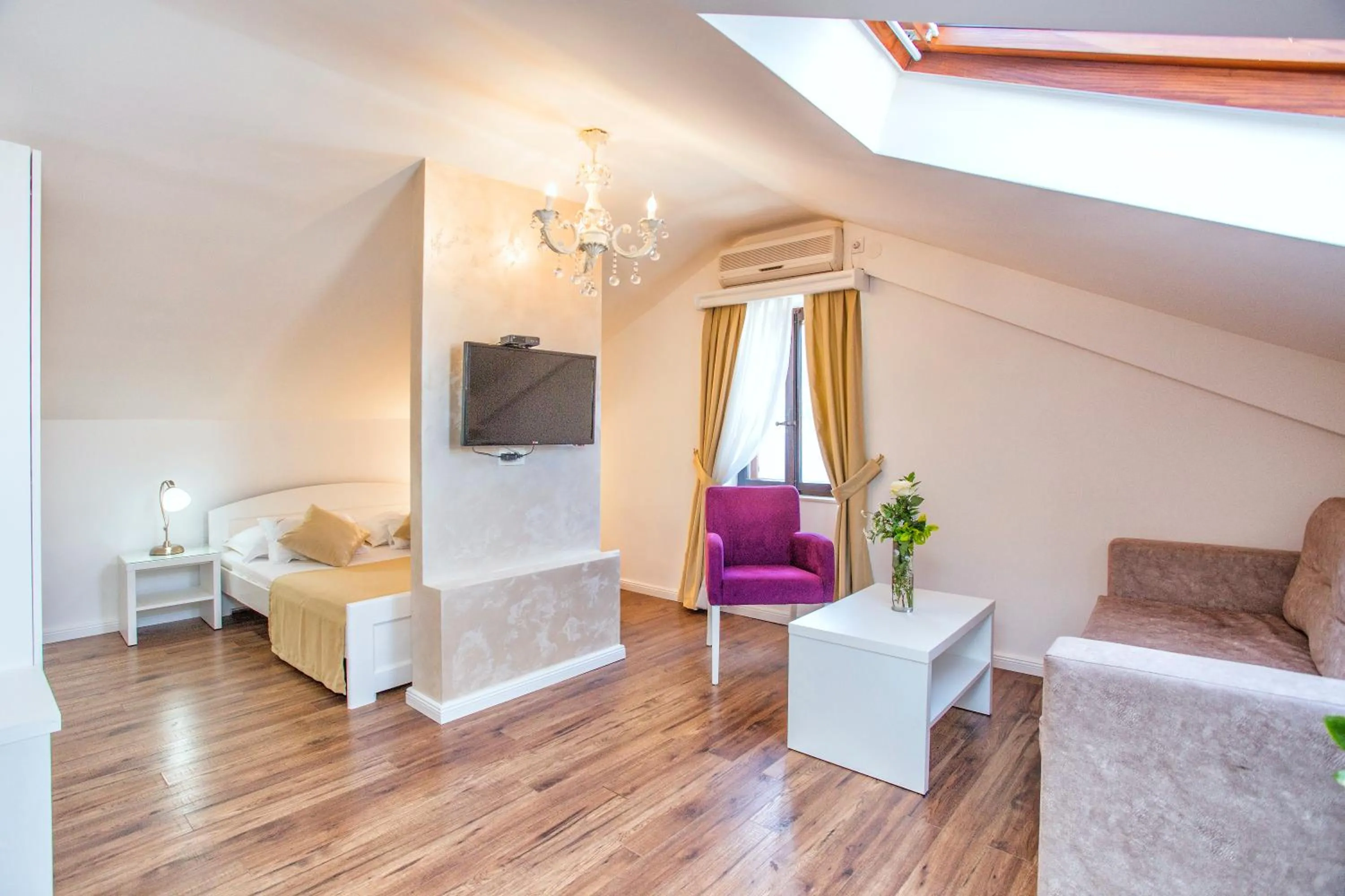 Bedroom, Bed in Hotel Admiral