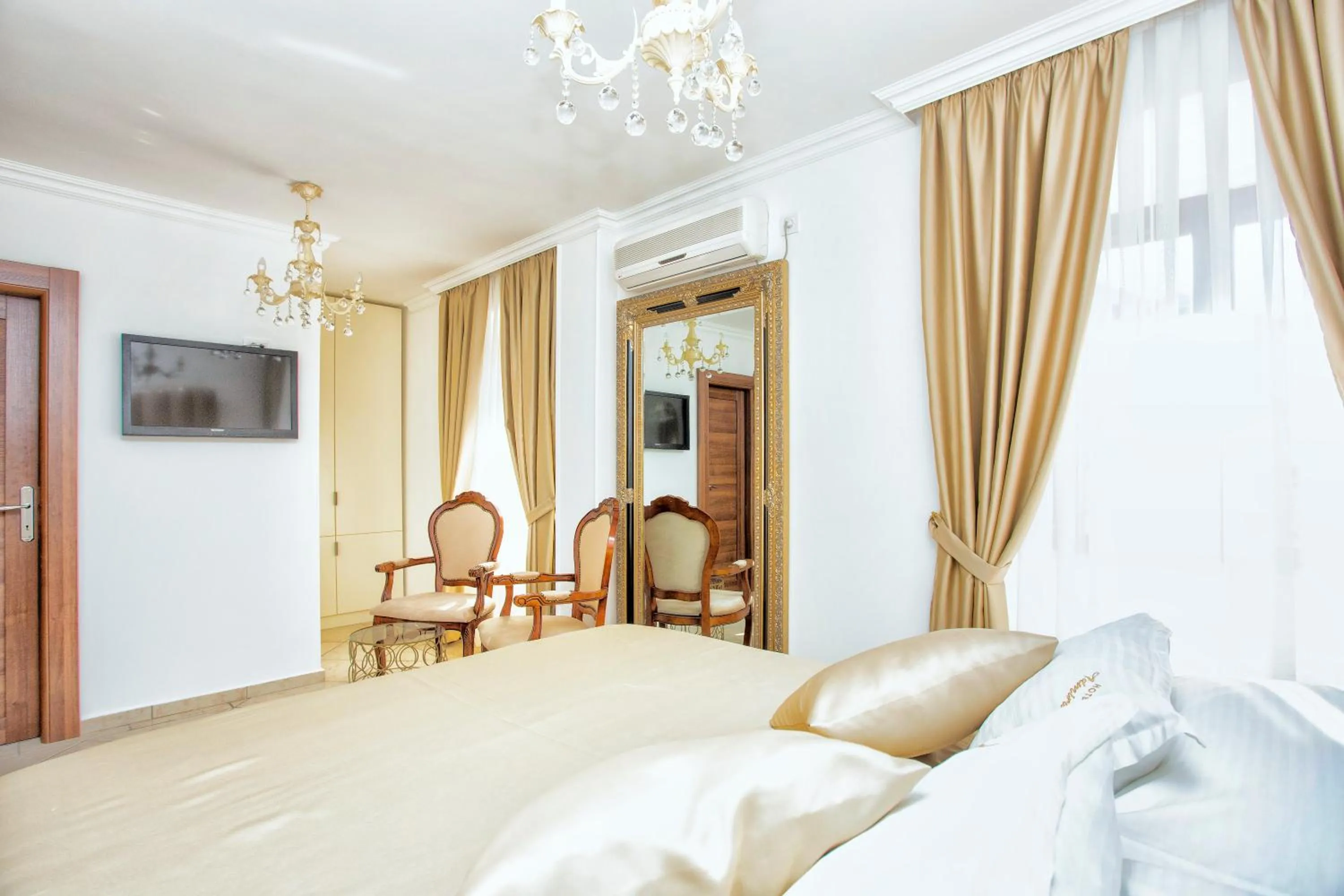 Bedroom, Bed in Hotel Admiral