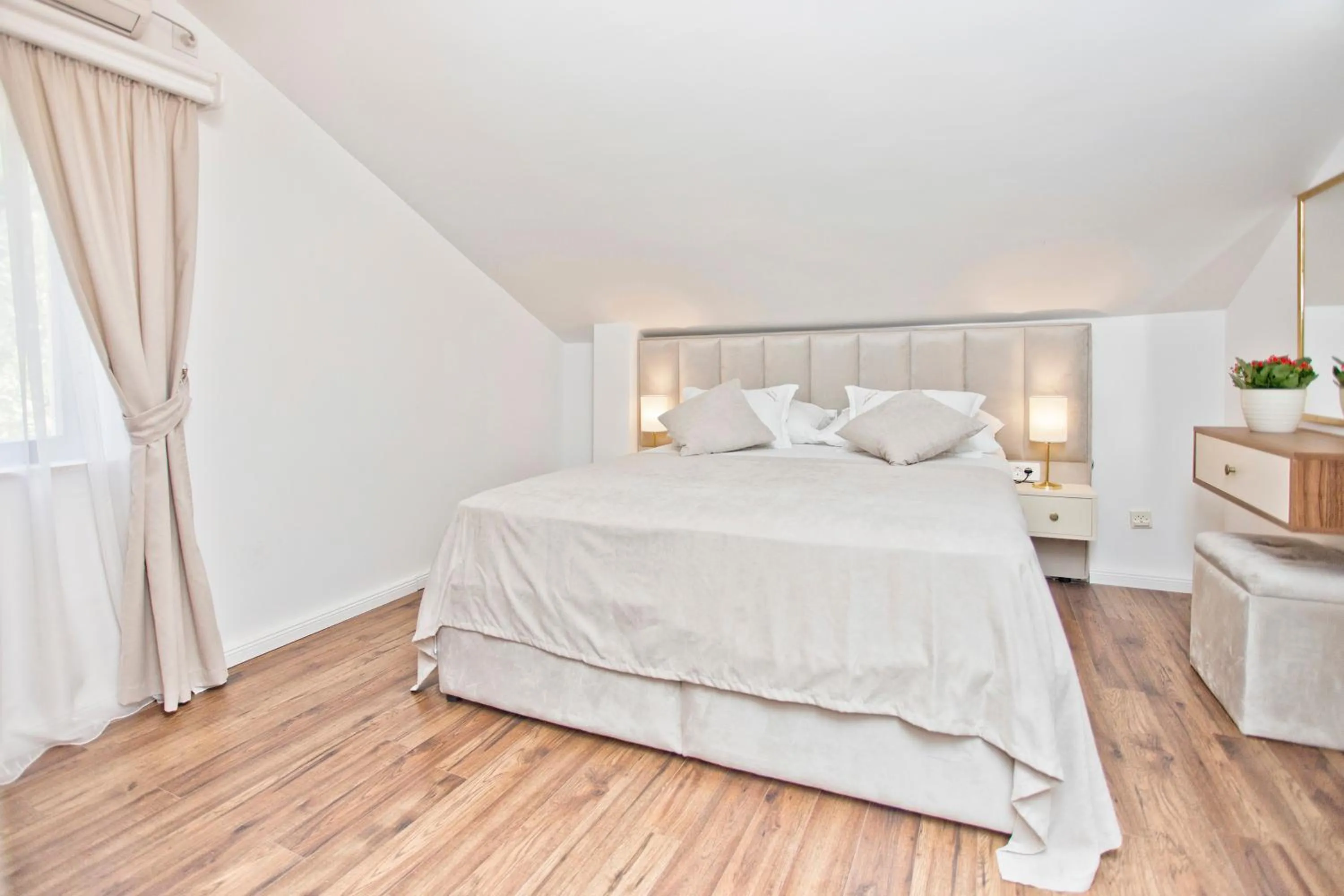 Bedroom, Bed in Hotel Admiral