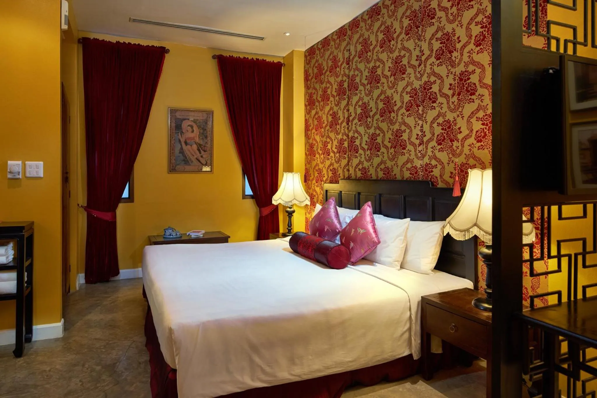 Bed in Shanghai Mansion Bangkok