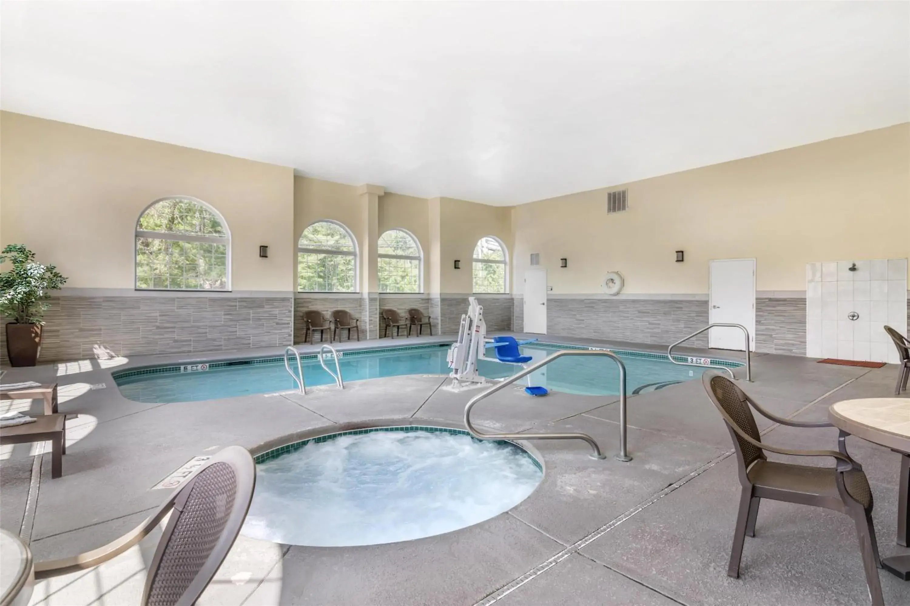 Pool view in Best Western Concord Inn and Suites Pool view in Best Western Concord Inn and Suites