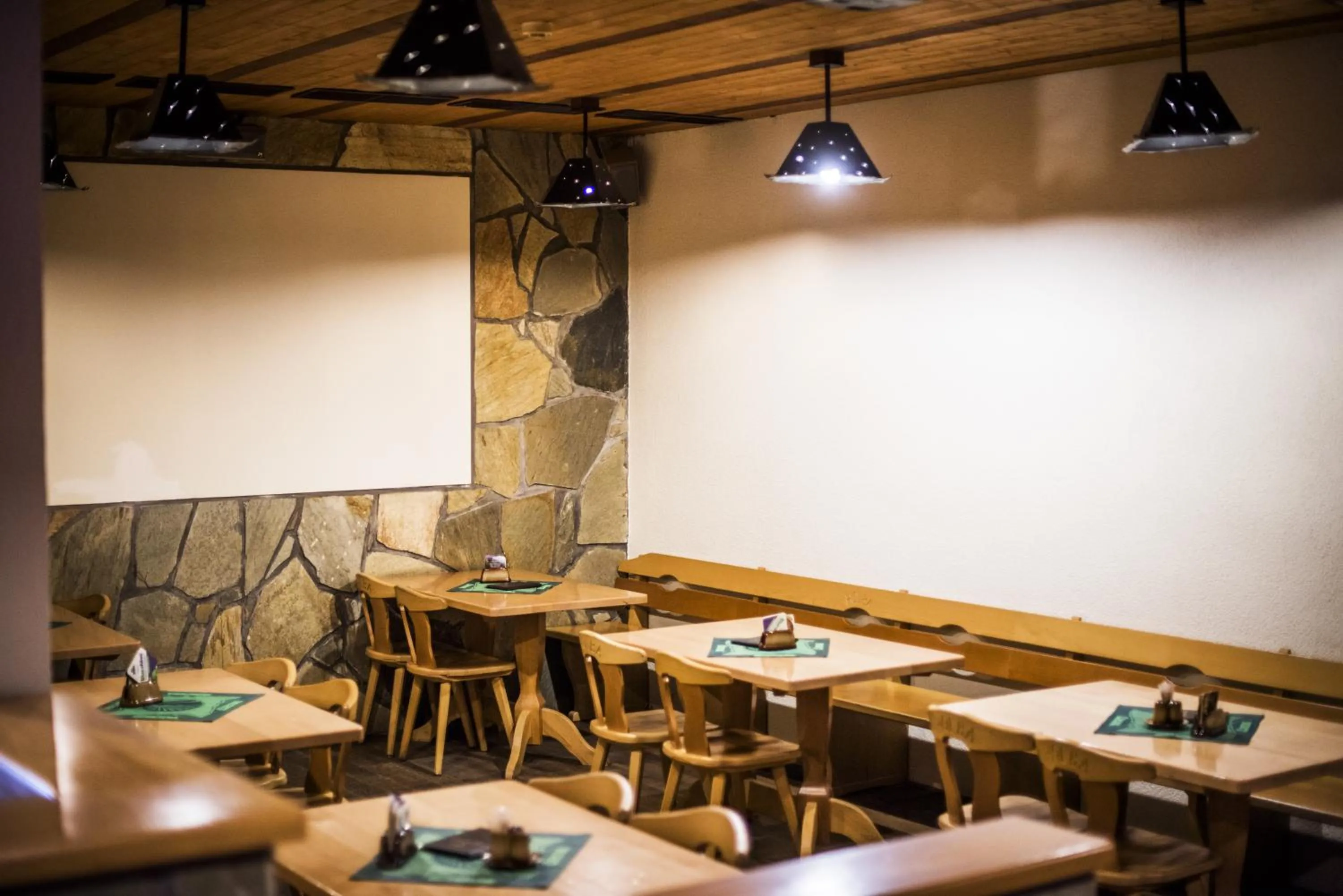 Restaurant/places to eat in Hotel Elegance