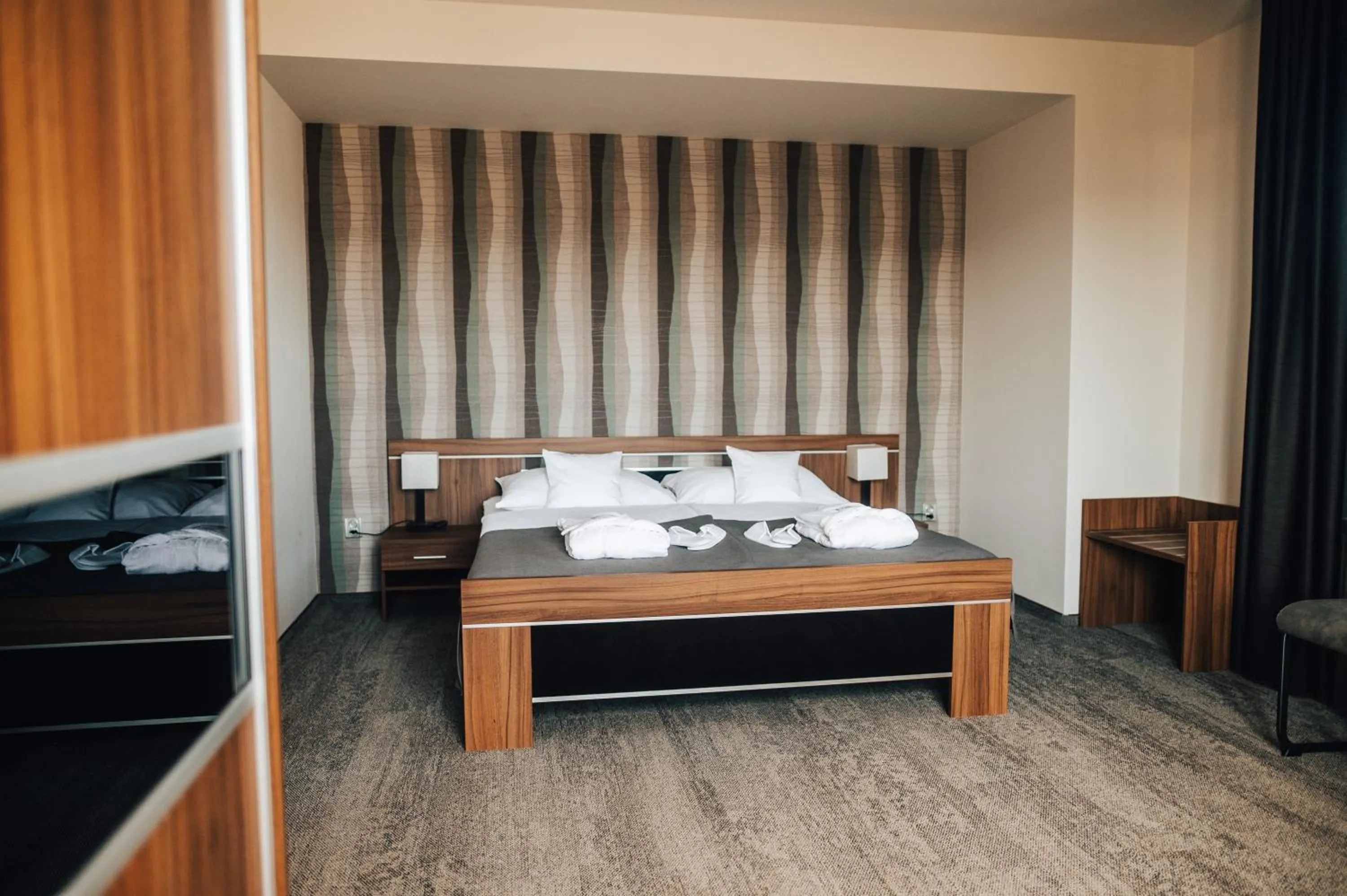 Property building, Bed in Hotel Elegance