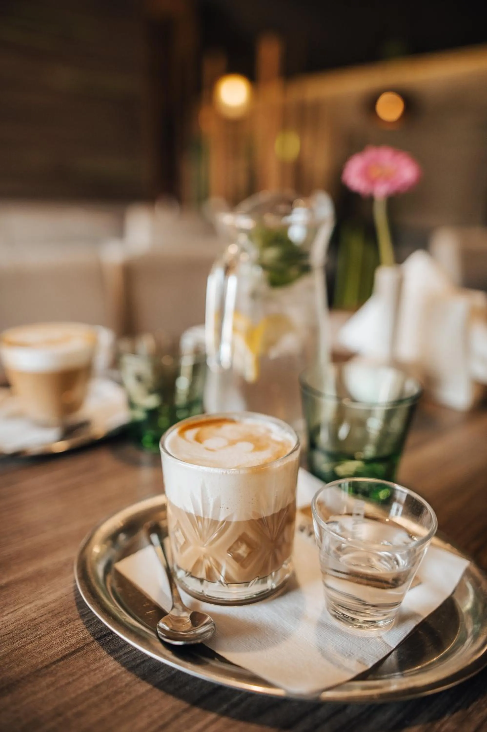 Restaurant/places to eat in Hotel Elegance