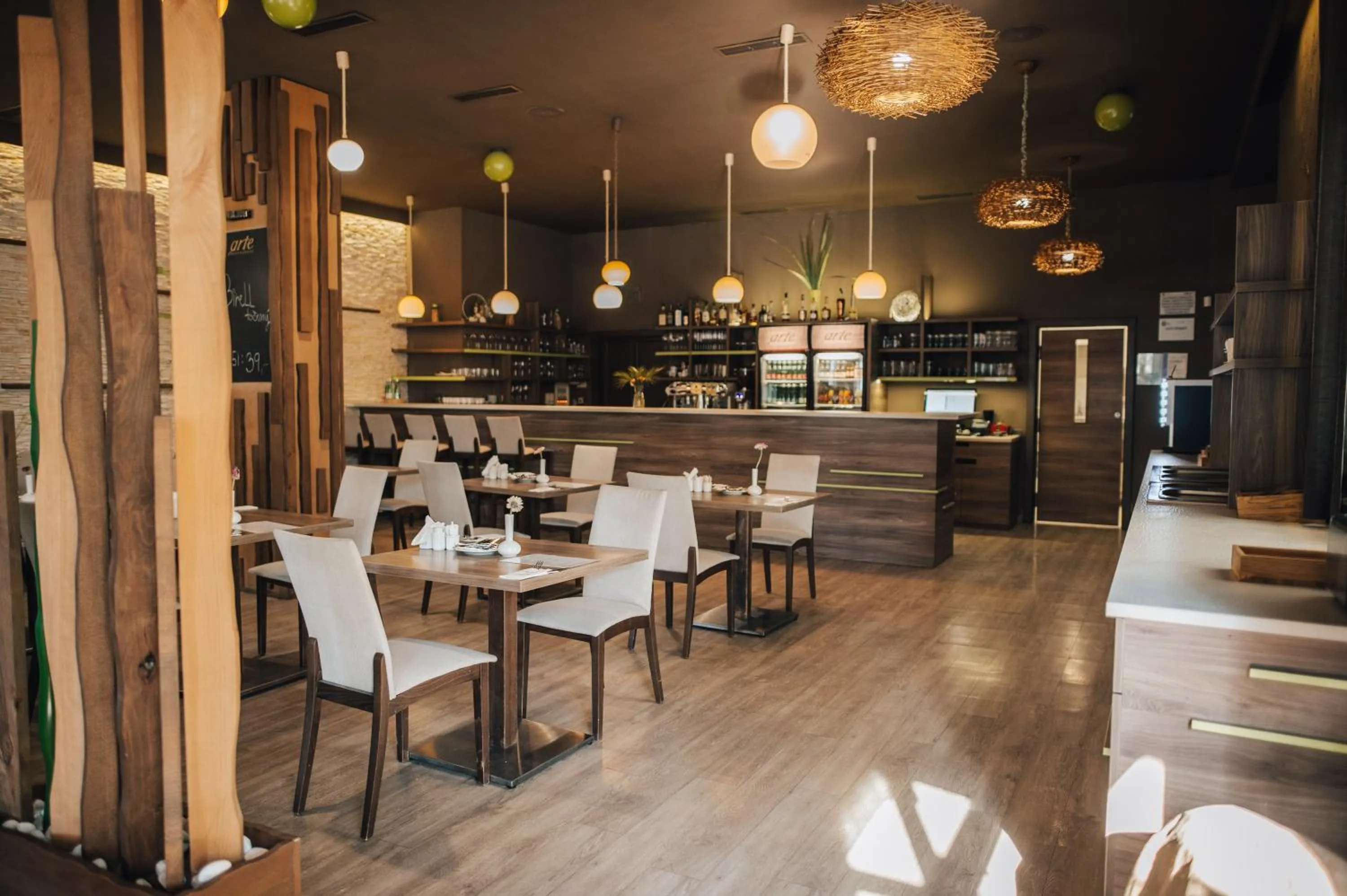 Restaurant/places to eat in Hotel Elegance