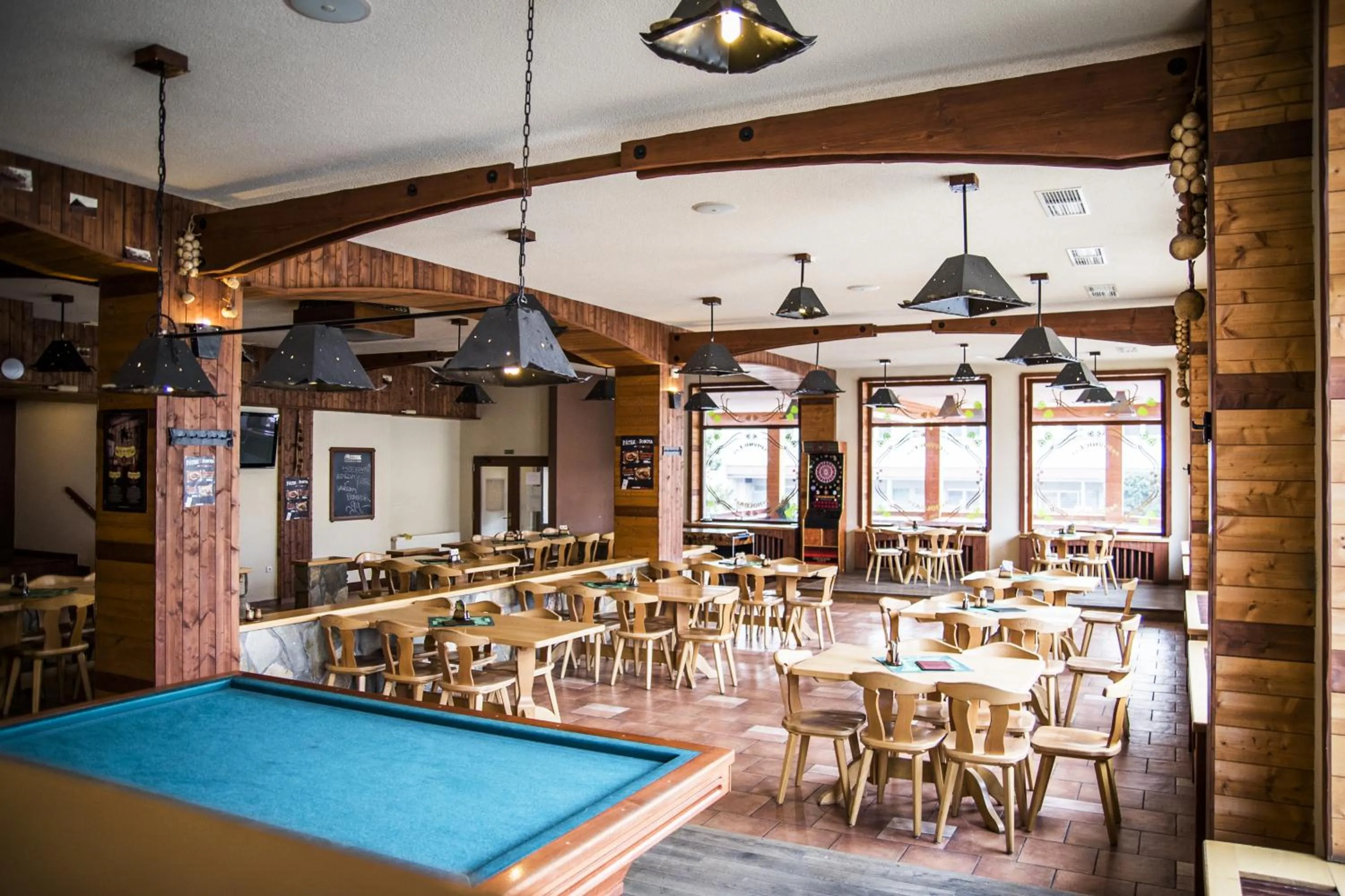 Restaurant/places to eat in Hotel Elegance