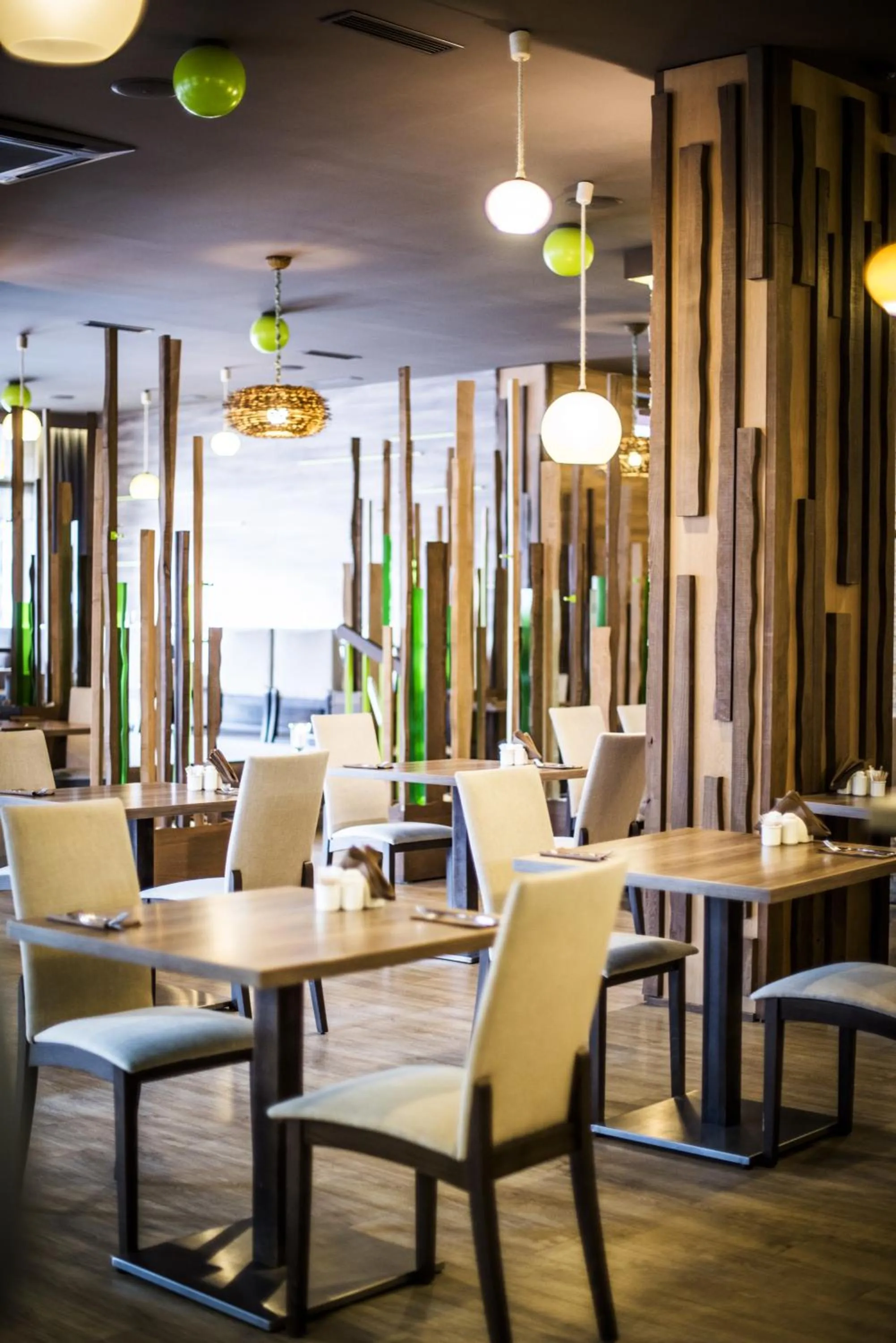 Restaurant/places to eat in Hotel Elegance