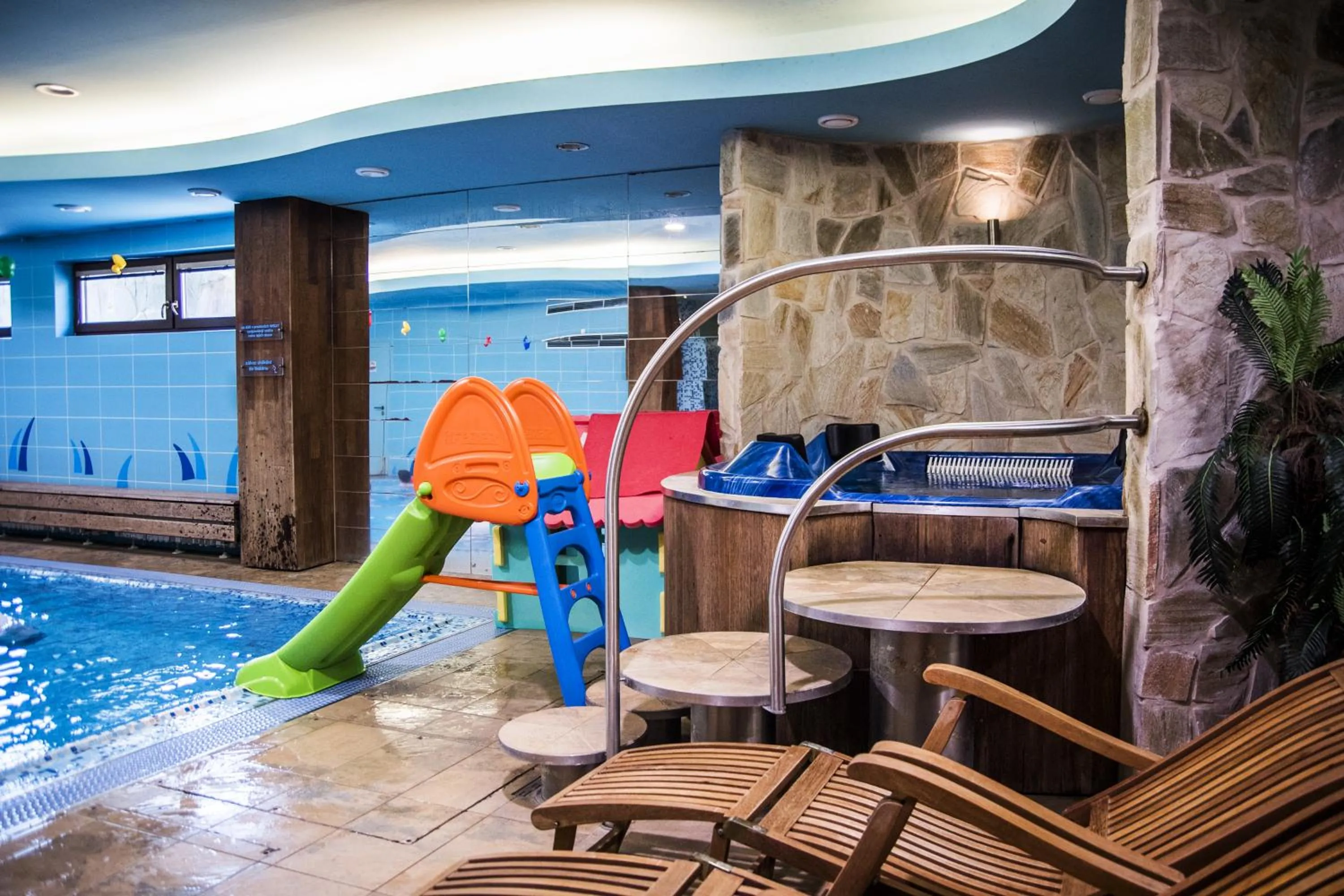 Swimming pool in Hotel Elegance