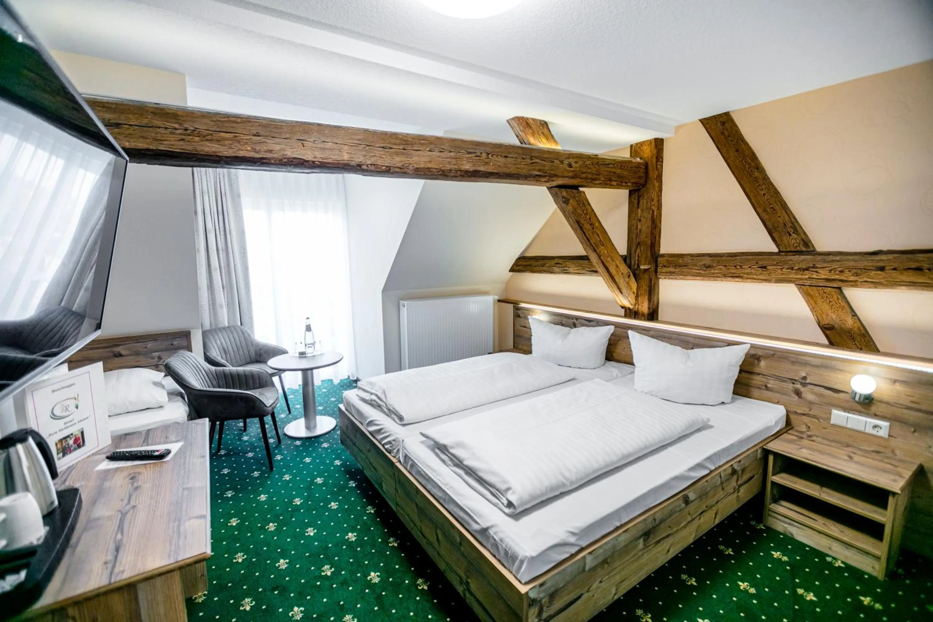 Bathroom, Bed in Hotel Zum Goldenen Löwen