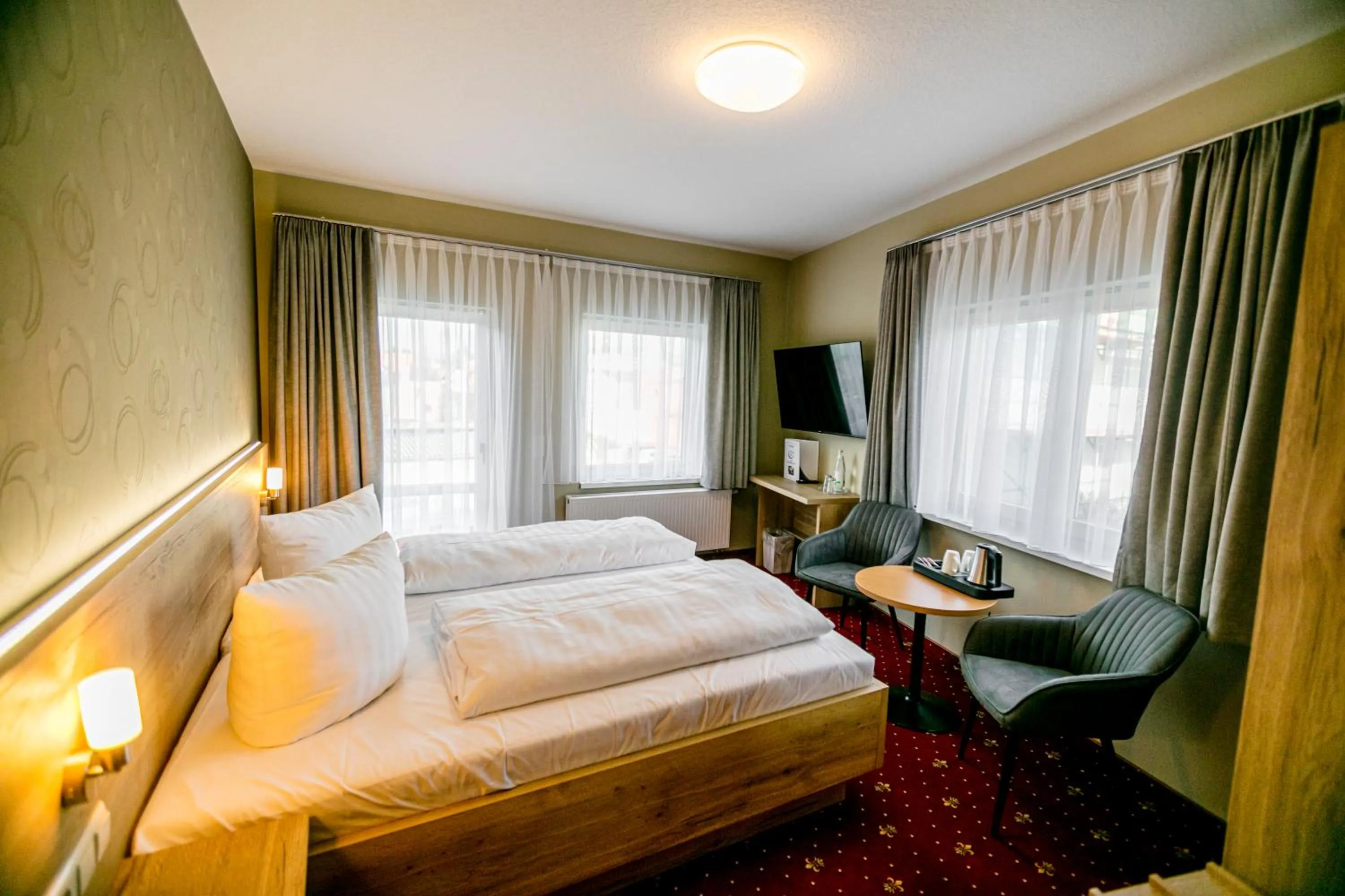Bathroom, Bed in Hotel Zum Goldenen Löwen