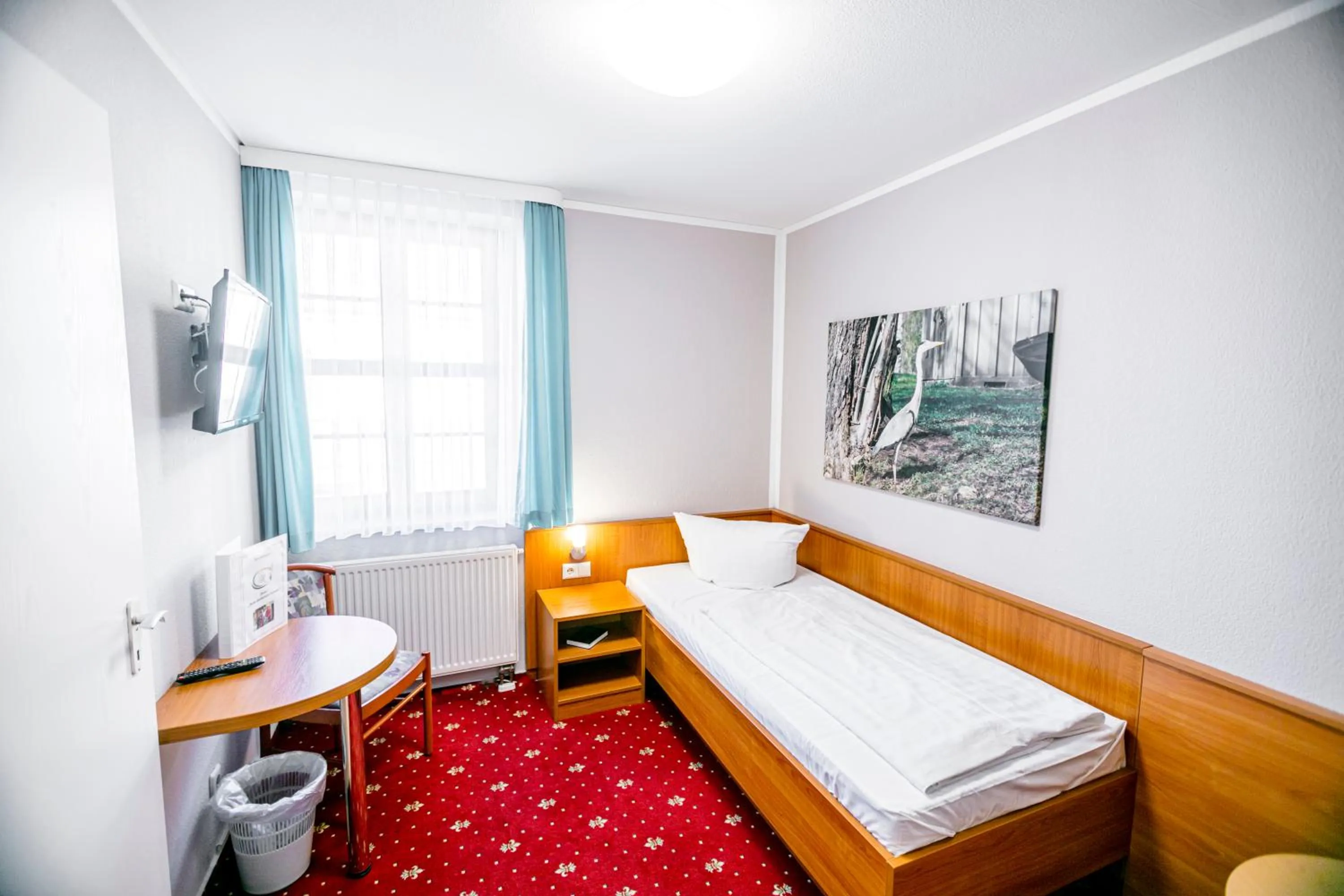 Bathroom, Bed in Hotel Zum Goldenen Löwen
