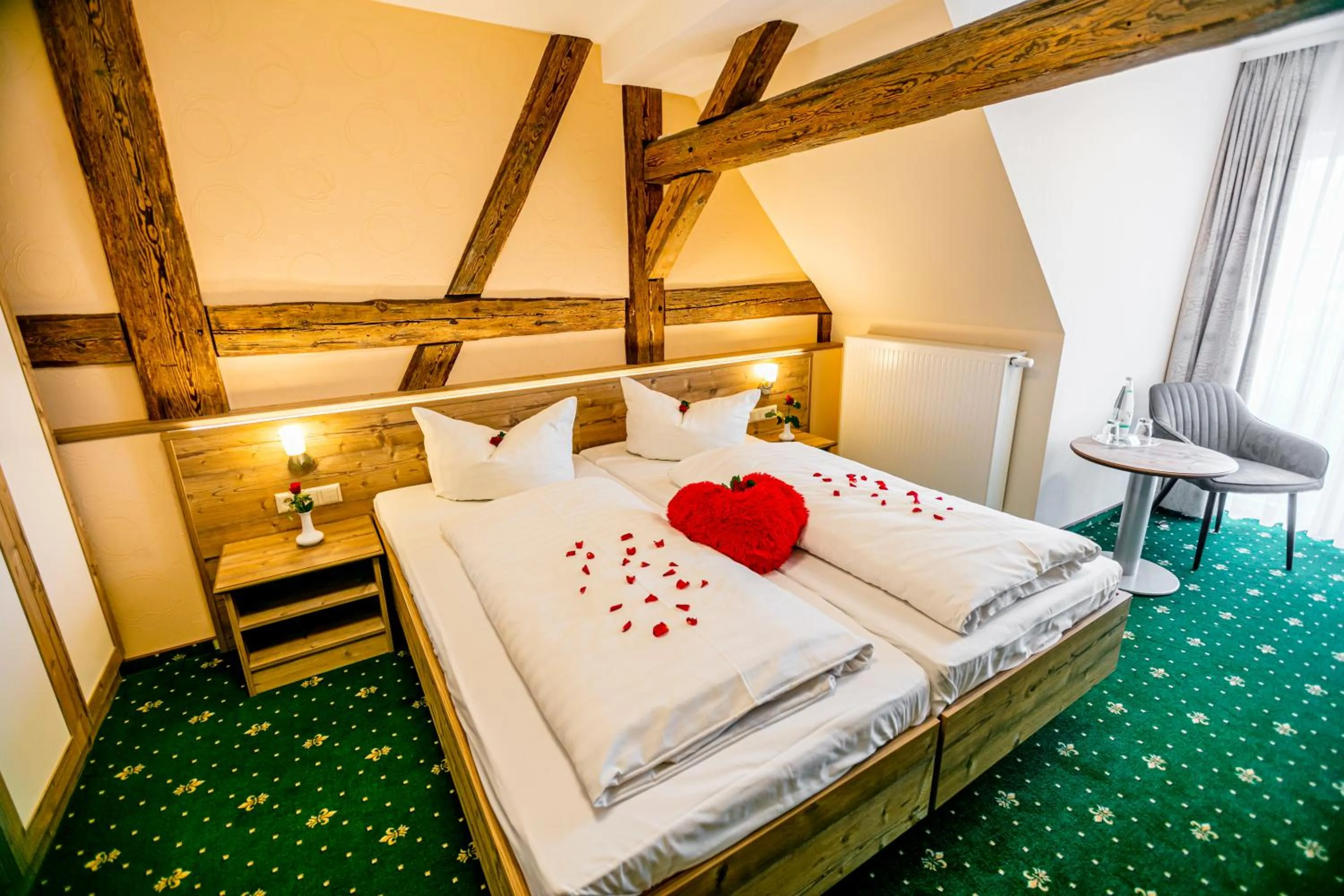 Bathroom, Bed in Hotel Zum Goldenen Löwen