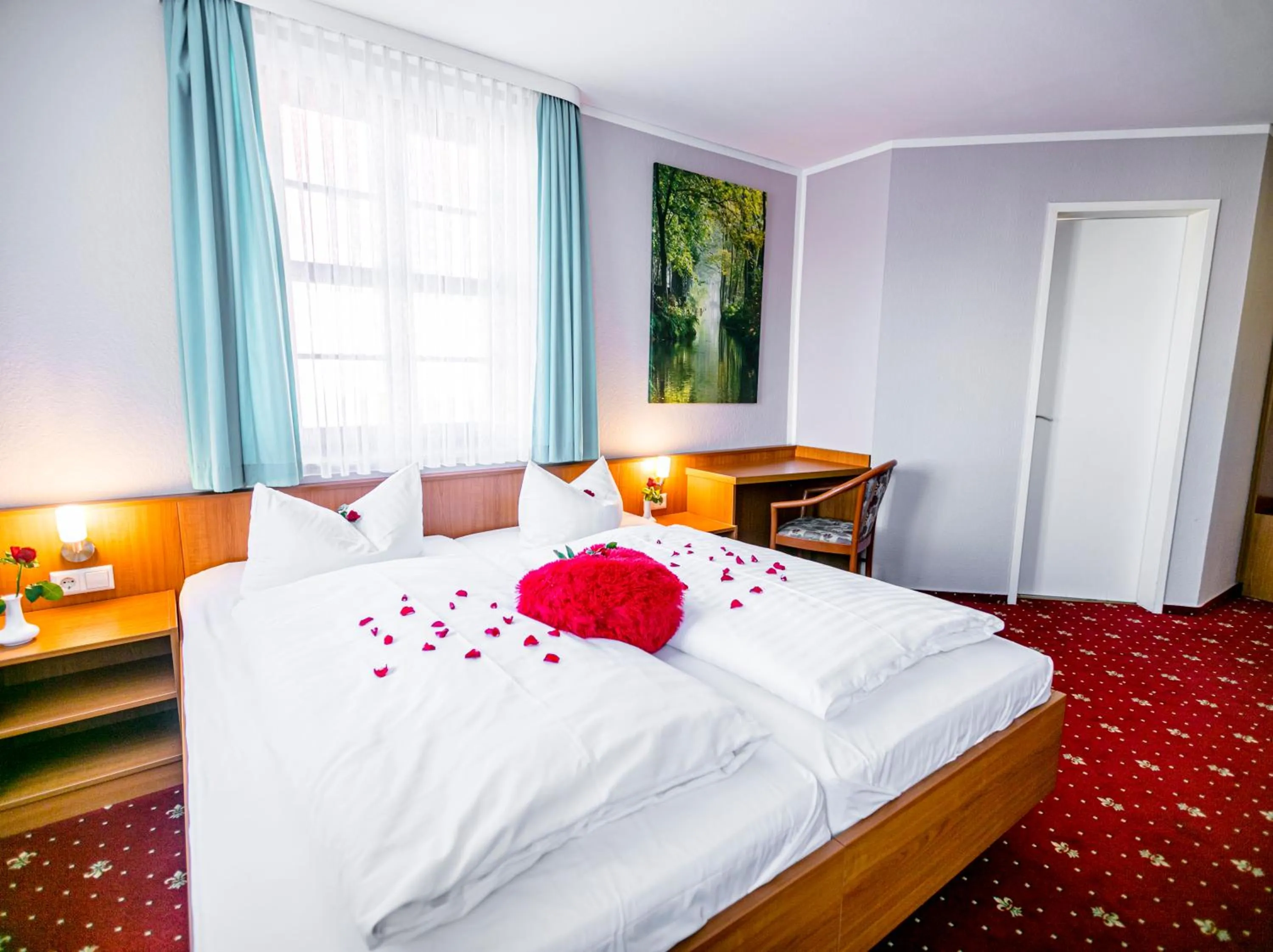 Bathroom, Bed in Hotel Zum Goldenen Löwen