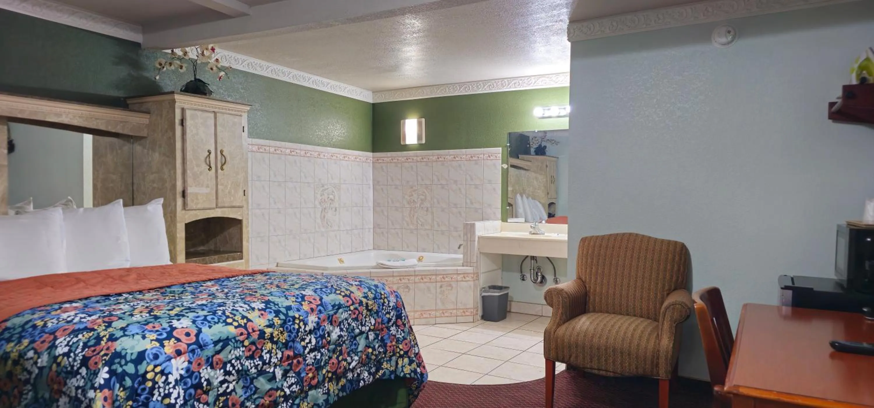 Photo of the whole room, Bed in Sycamore Inn Chico University Area