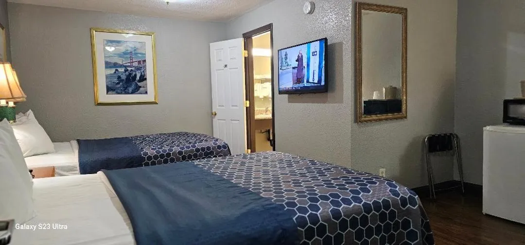 Bed in Sycamore Inn Chico University Area