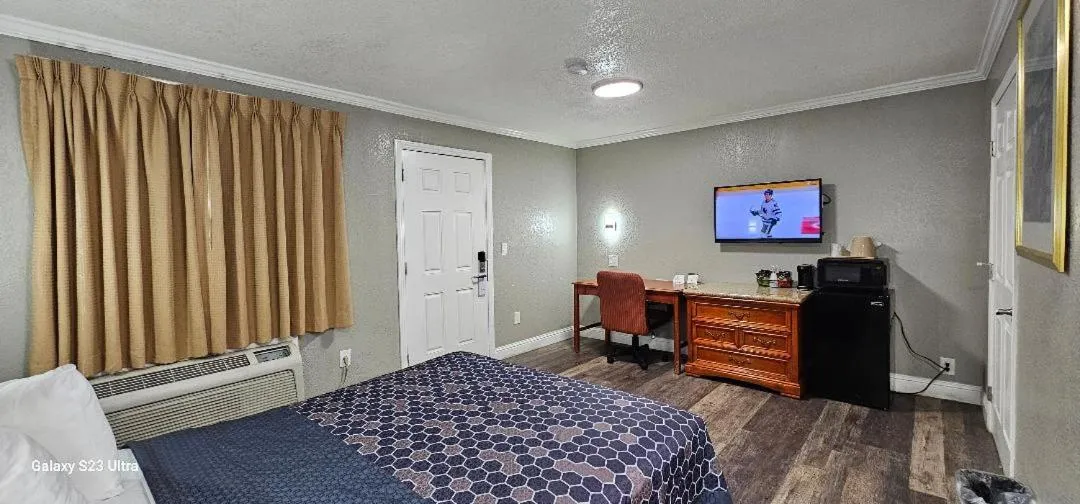 Bed in Sycamore Inn Chico University Area