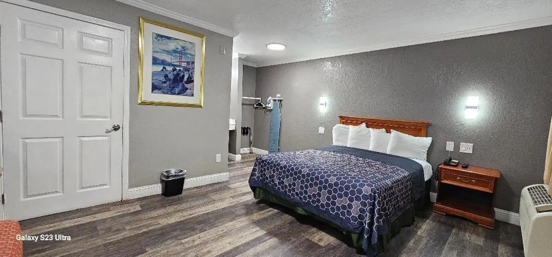 Bed in Sycamore Inn Chico University Area