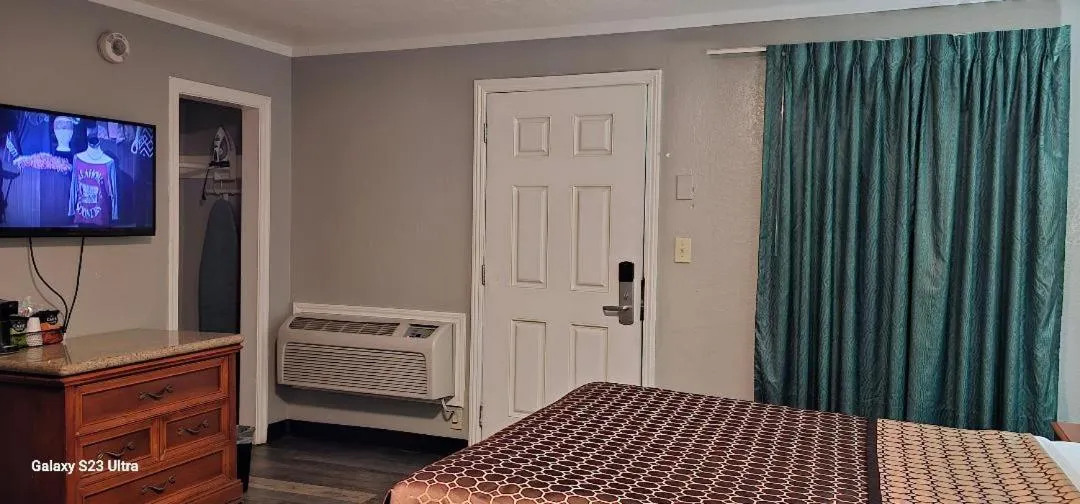 Bed in Sycamore Inn Chico University Area