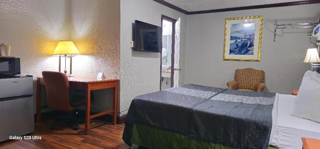 Bed in Sycamore Inn Chico University Area