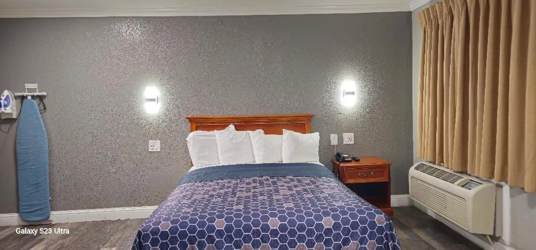 Bed in Sycamore Inn Chico University Area