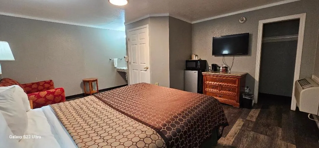 Bed in Sycamore Inn Chico University Area