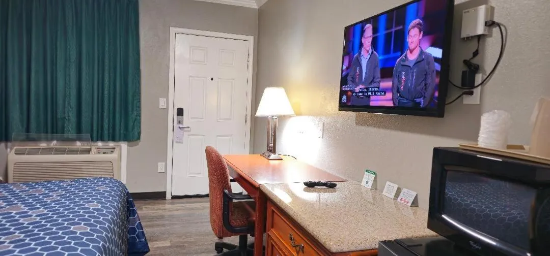 Bed in Sycamore Inn Chico University Area