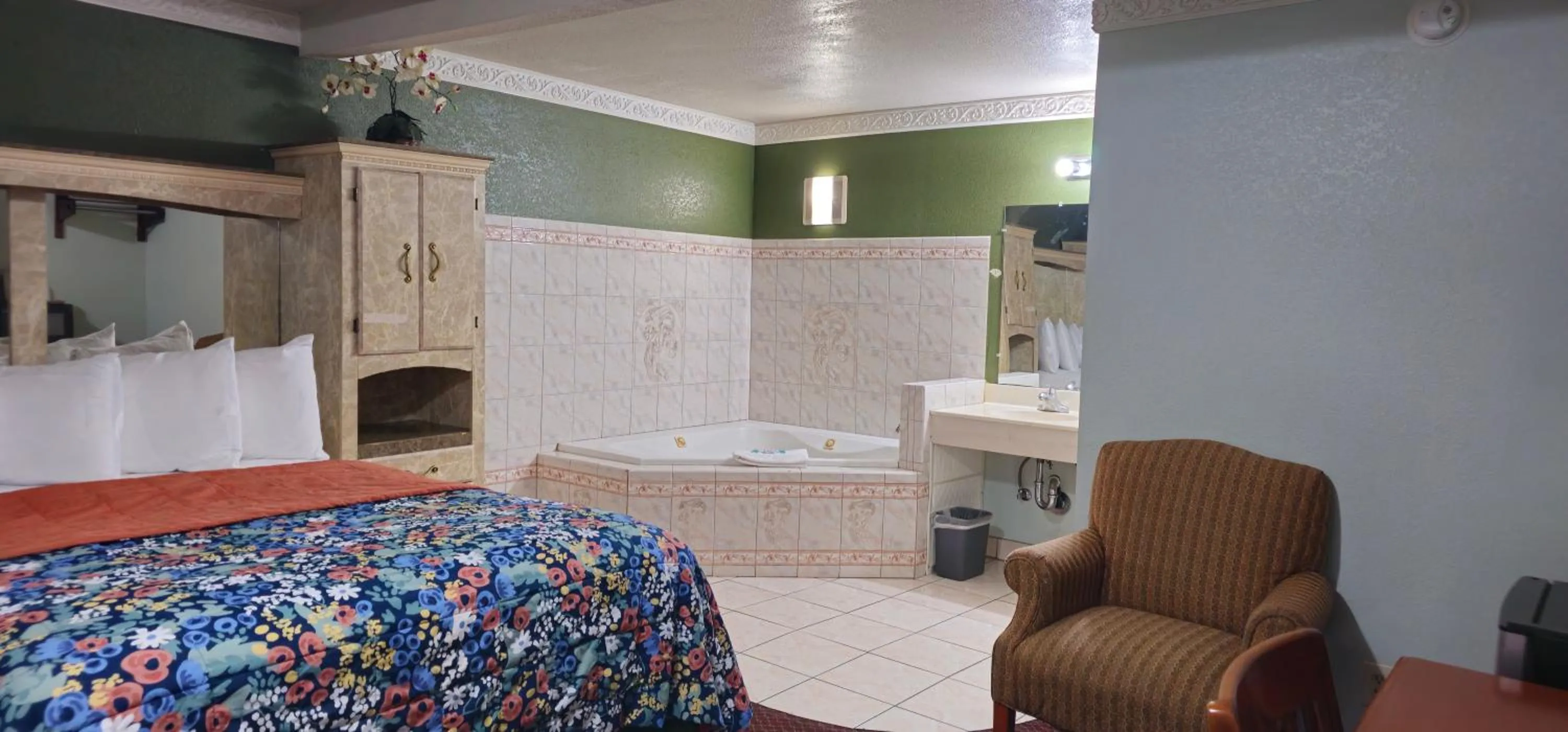 Bed in Sycamore Inn Chico University Area