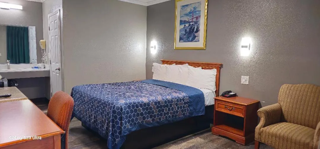 Bed in Sycamore Inn Chico University Area