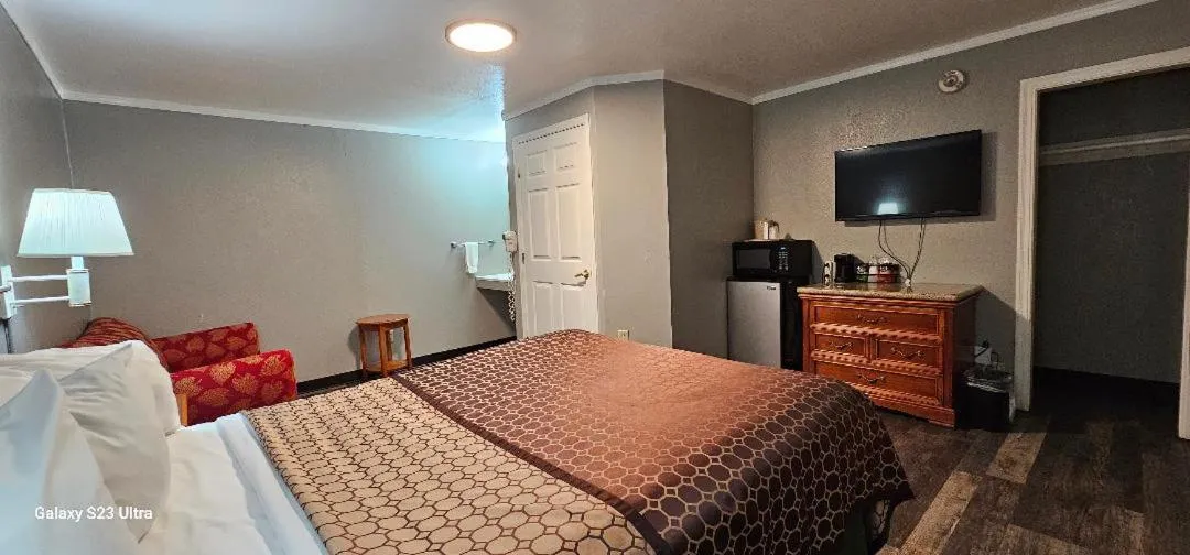 Bed in Sycamore Inn Chico University Area