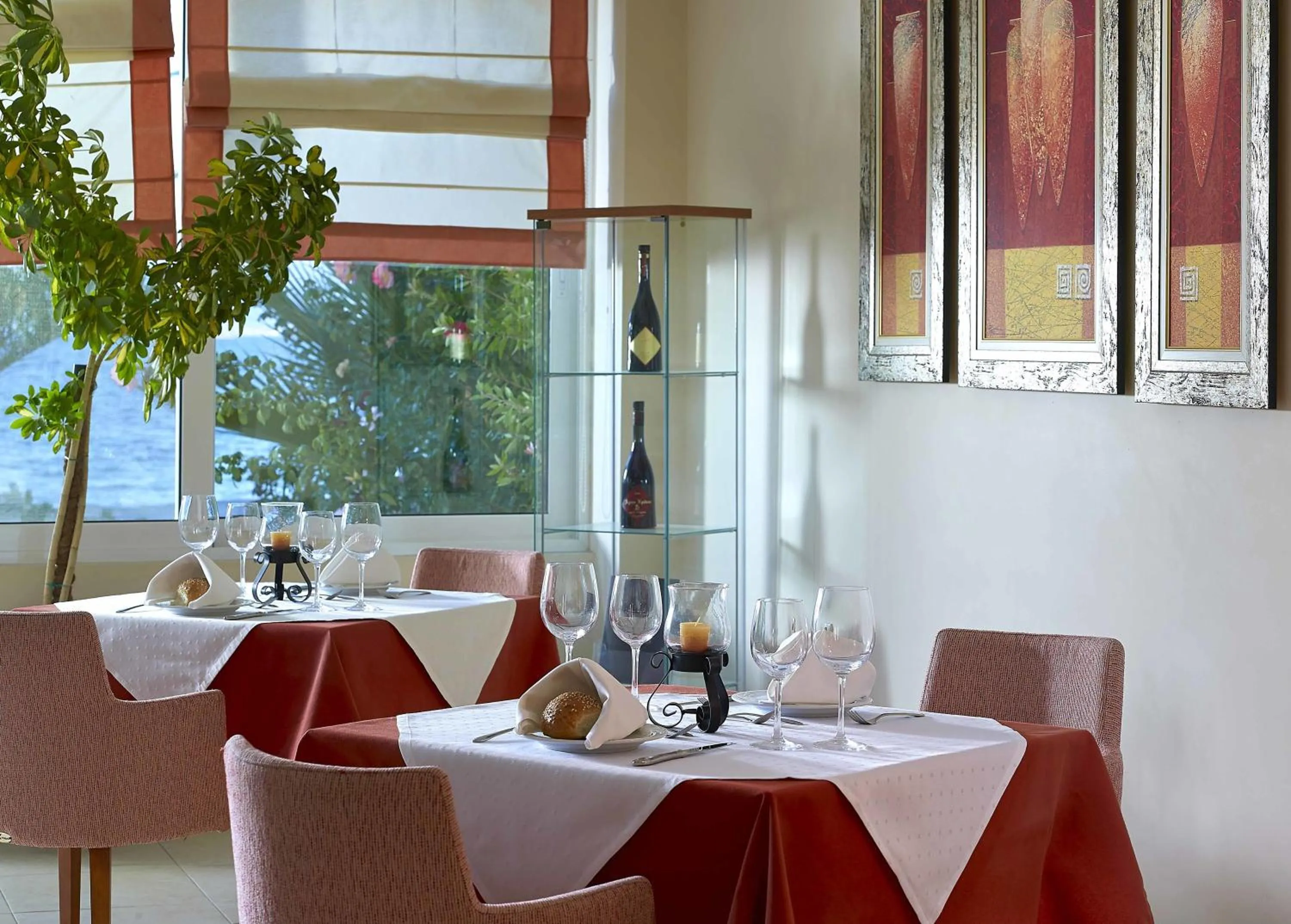 Restaurant/places to eat in Avantis Suites Hotel