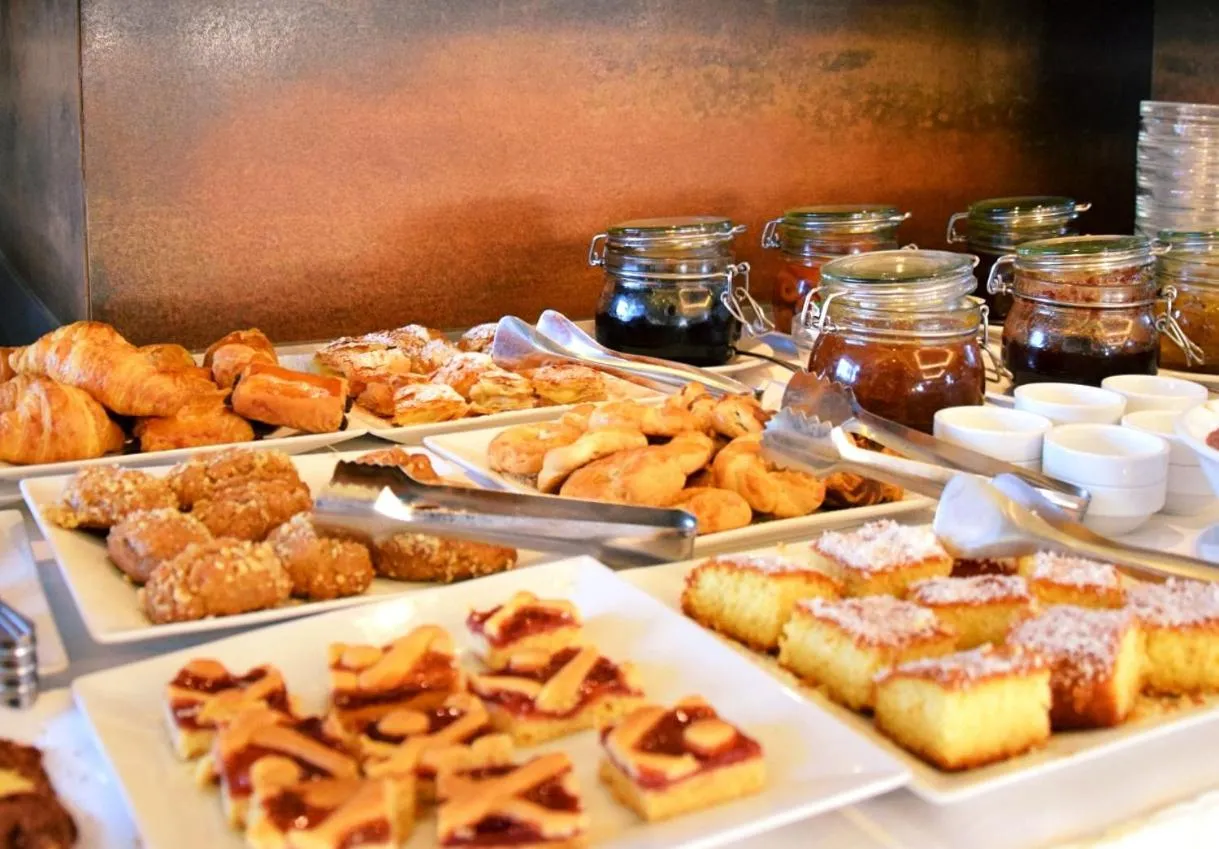 Restaurant/places to eat in Avantis Suites Hotel