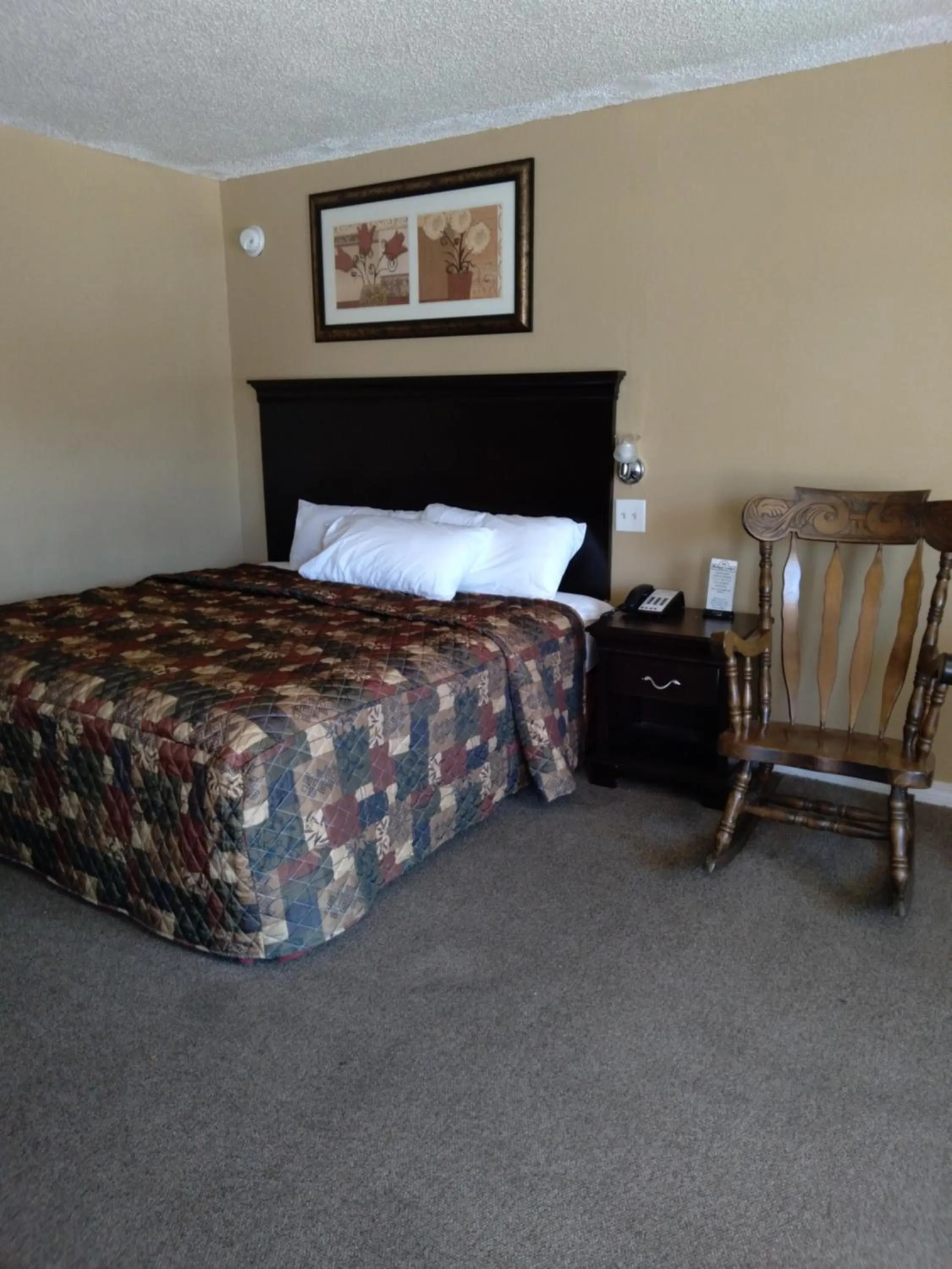 Bed in Budget Lodge Mount Dora