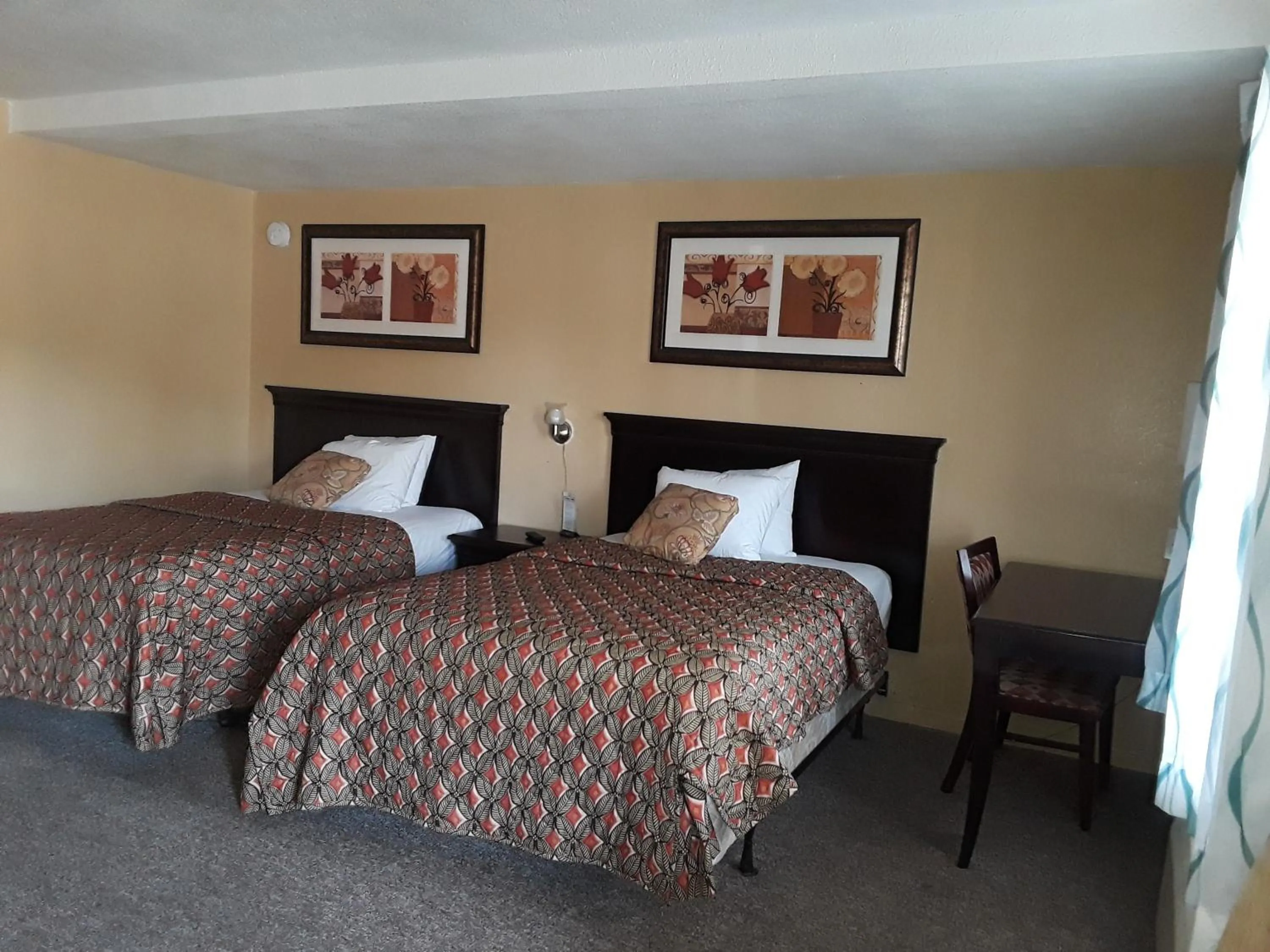 Bed in Budget Lodge Mount Dora