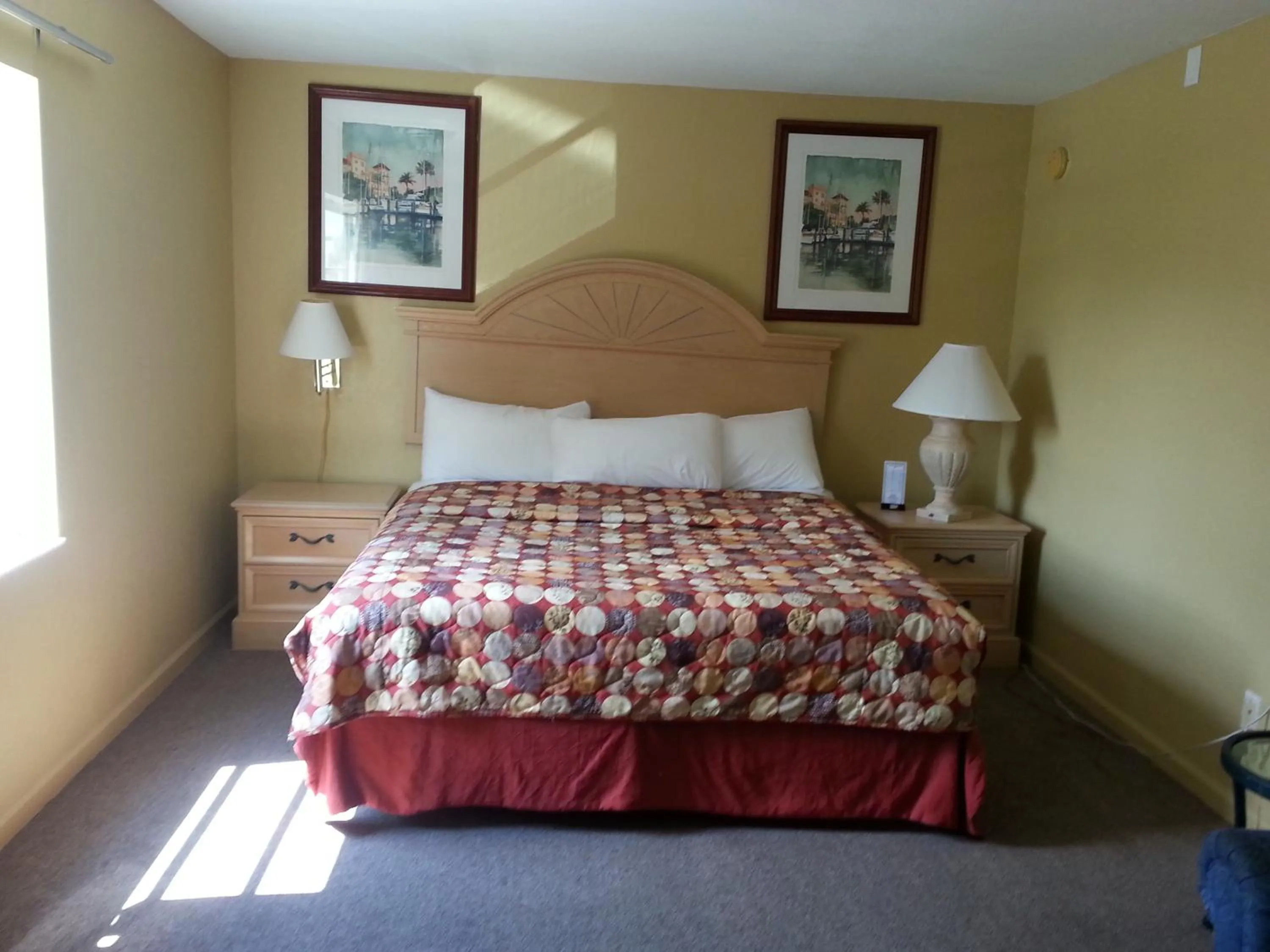 Bed in Budget Lodge Mount Dora