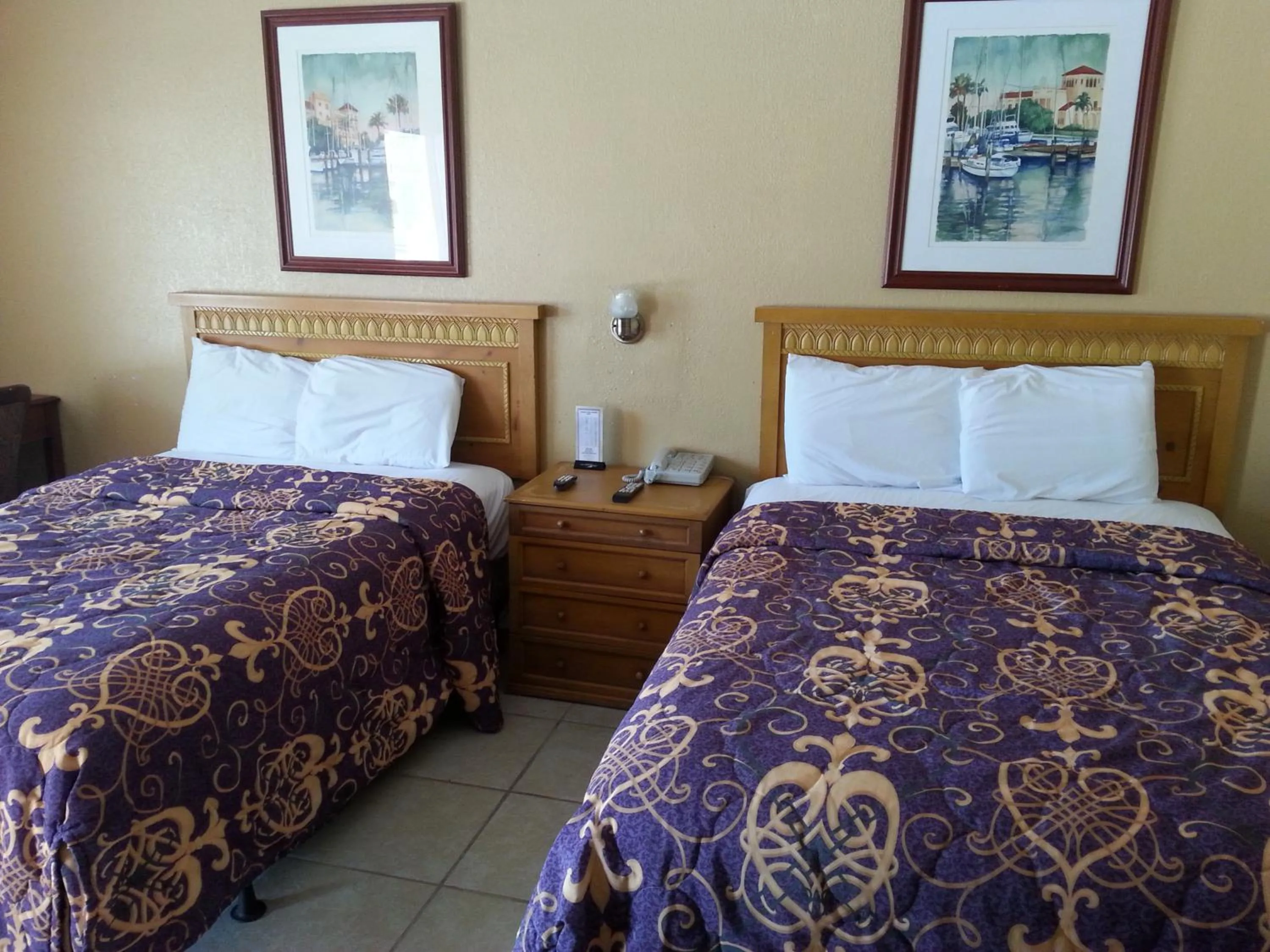 Bed in Budget Lodge Mount Dora