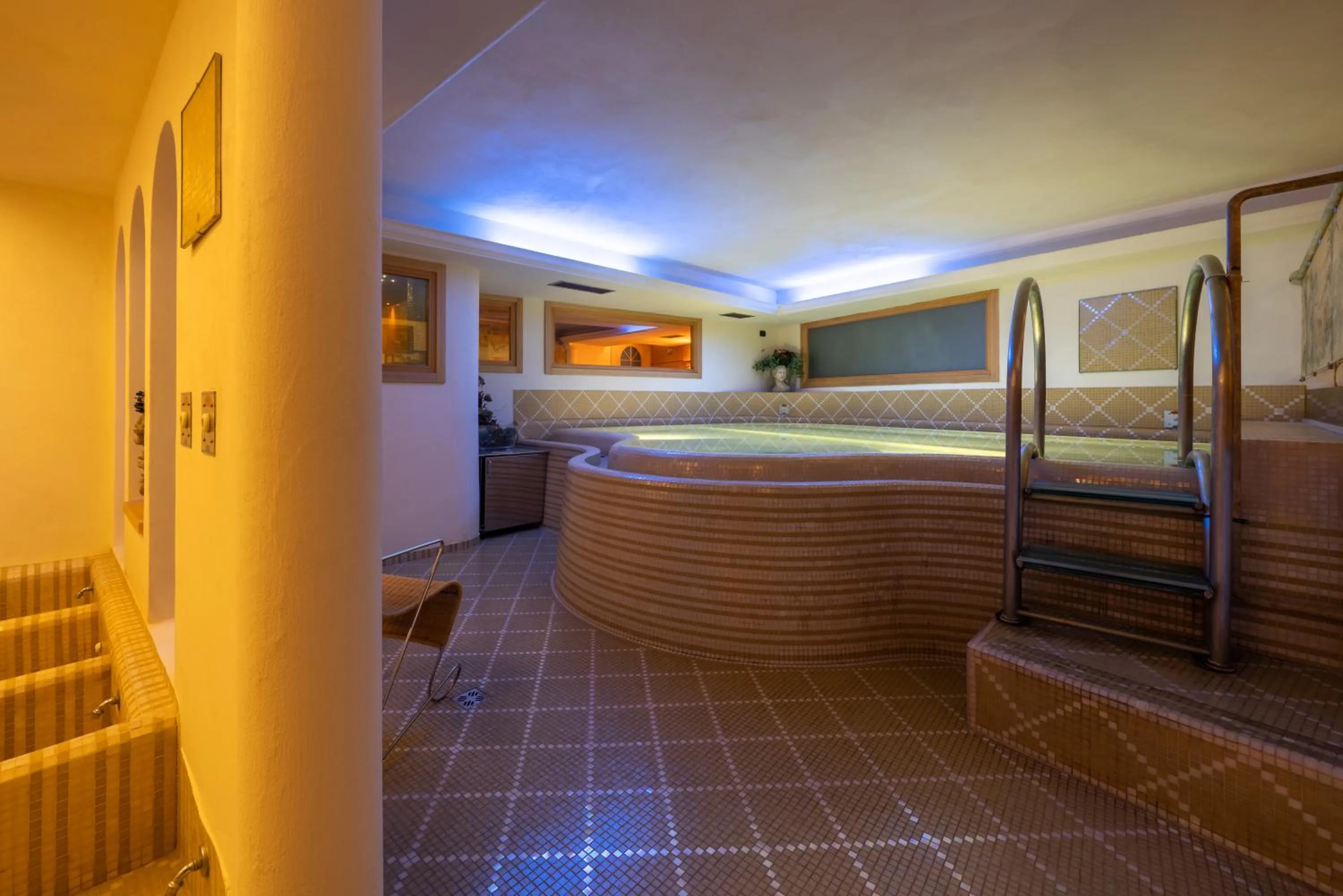 Hot Tub in Hotel Luis