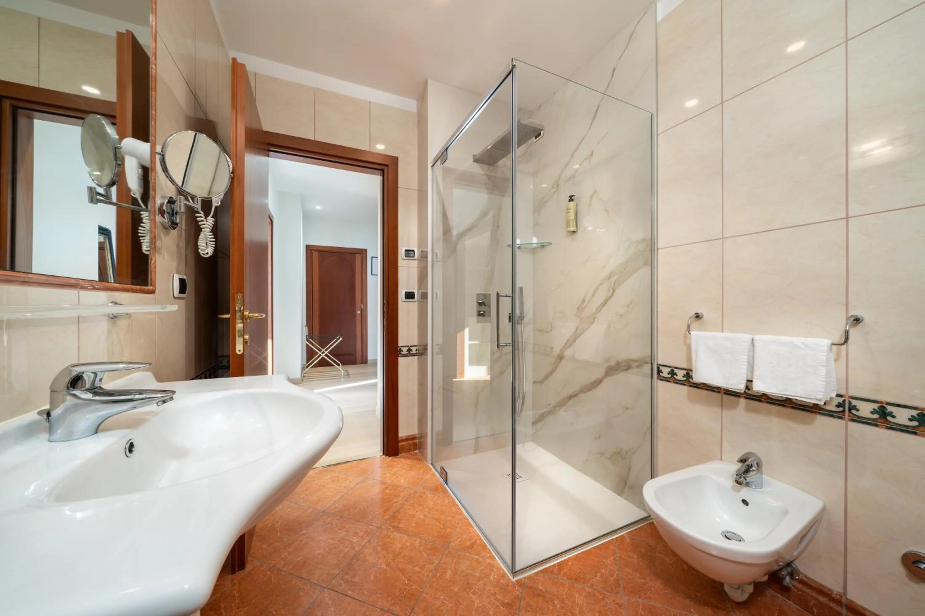 Shower in Hotel Luis