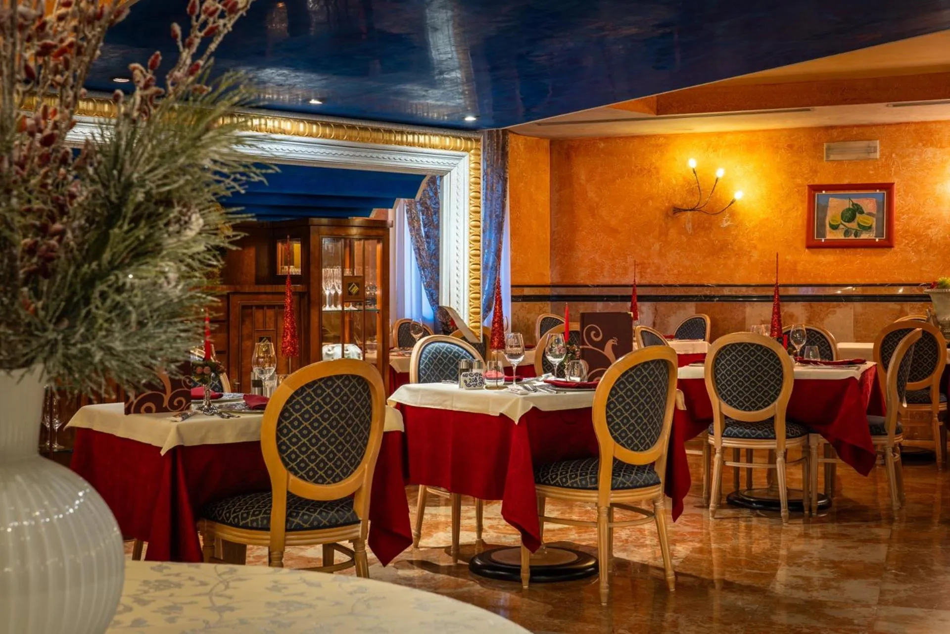 Restaurant/places to eat in Hotel Luis