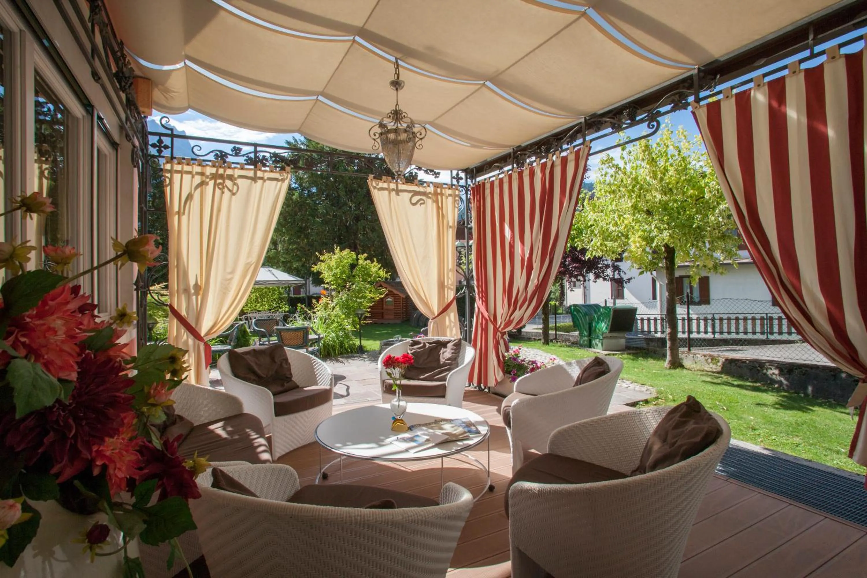 Restaurant/places to eat in Hotel Luis