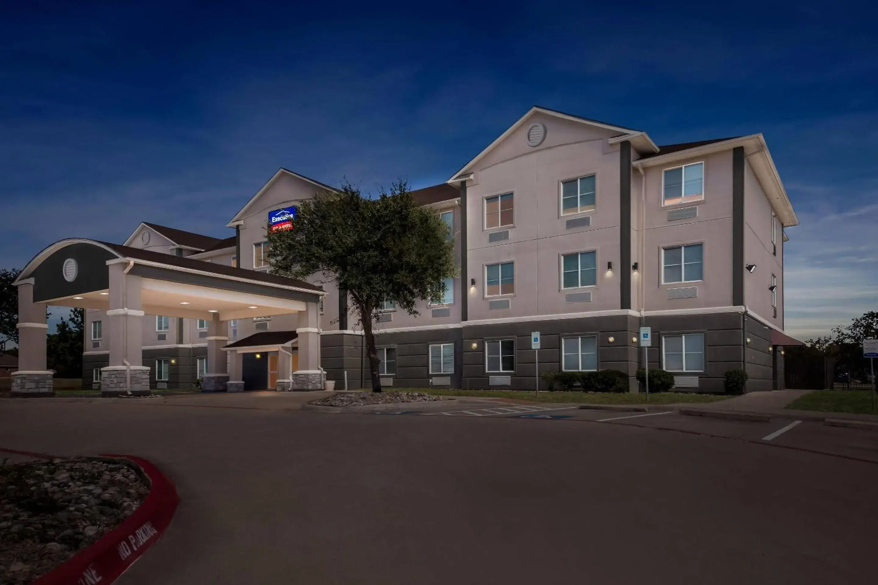 Property building in Quality Inn & Suites - Marlin Property building in Quality Inn & Suites - Marlin