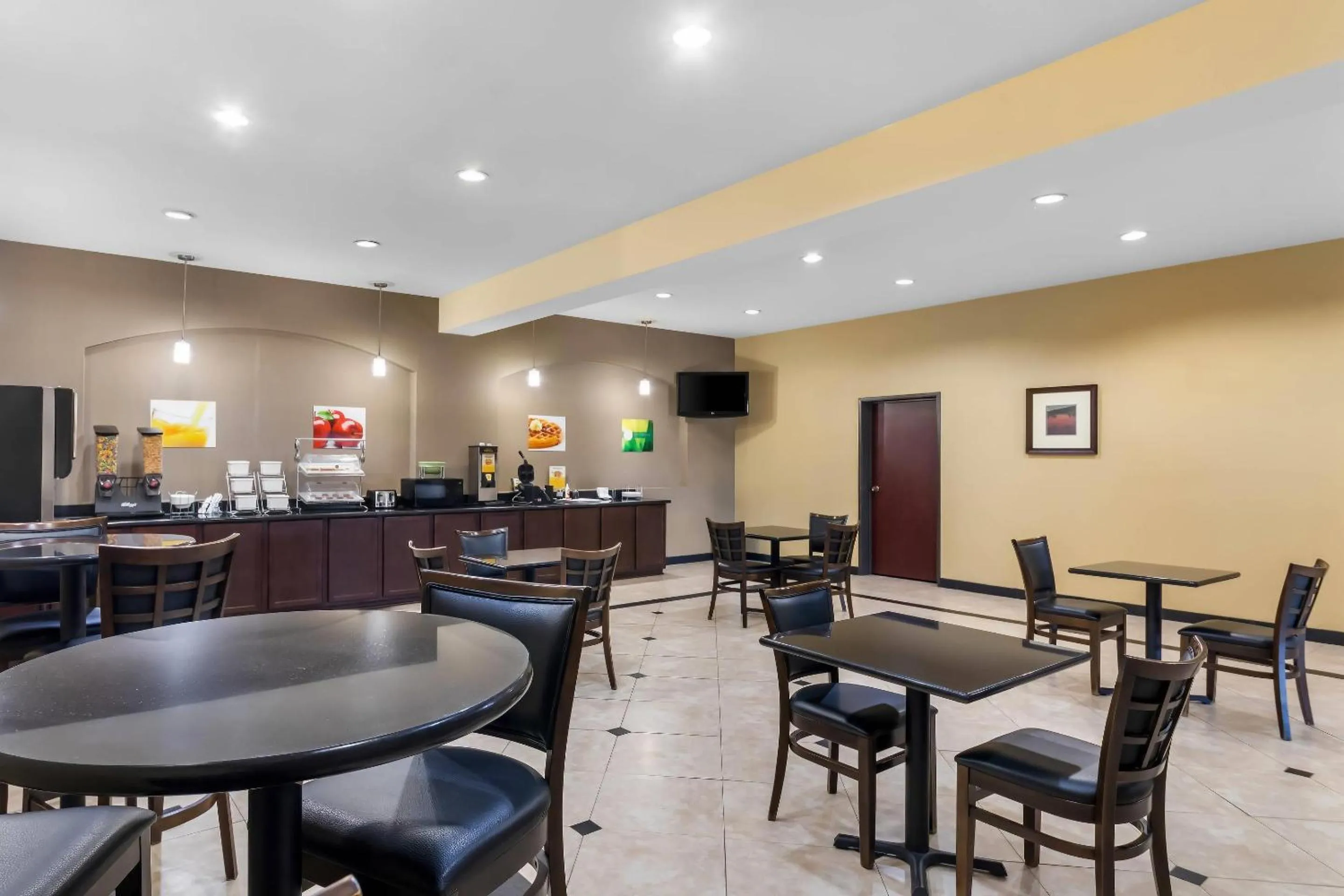 Breakfast in Quality Inn & Suites - Marlin