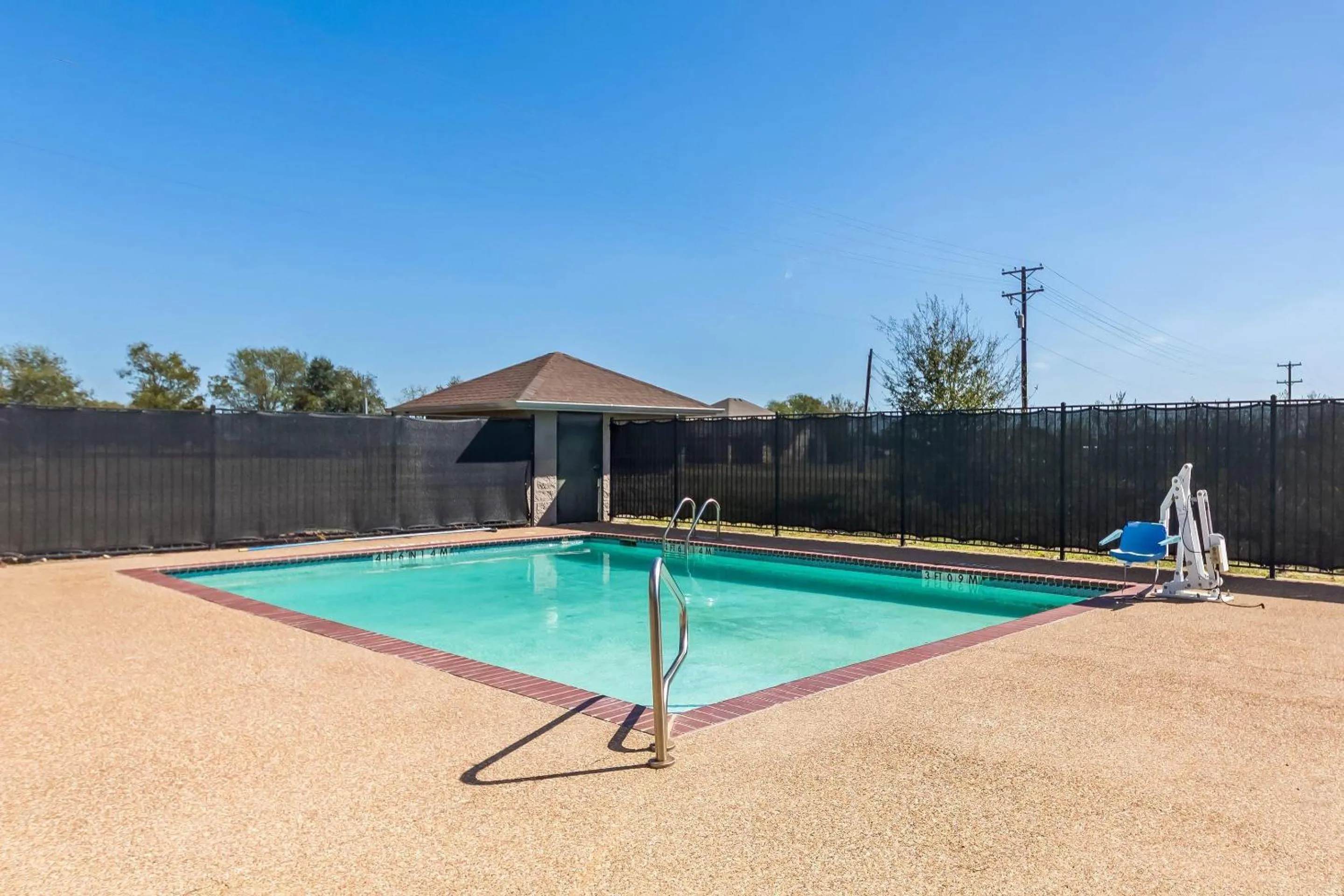 Swimming pool in Quality Inn & Suites - Marlin