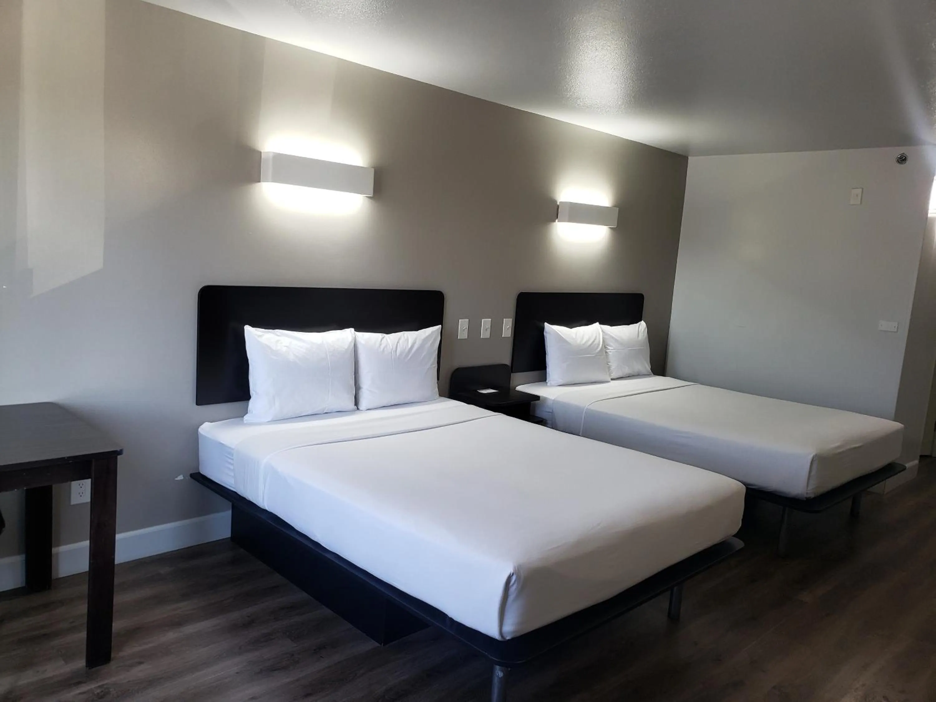 Bedroom, Bed in Motel 6-Hesperia, CA - West Main Street I-15