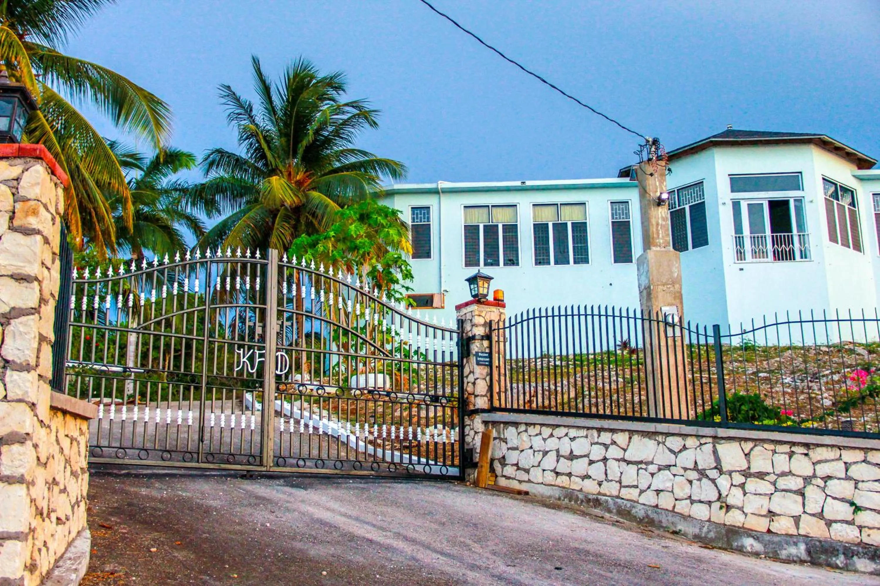 Facade/entrance in Sunshine Lodge: Your home away from home