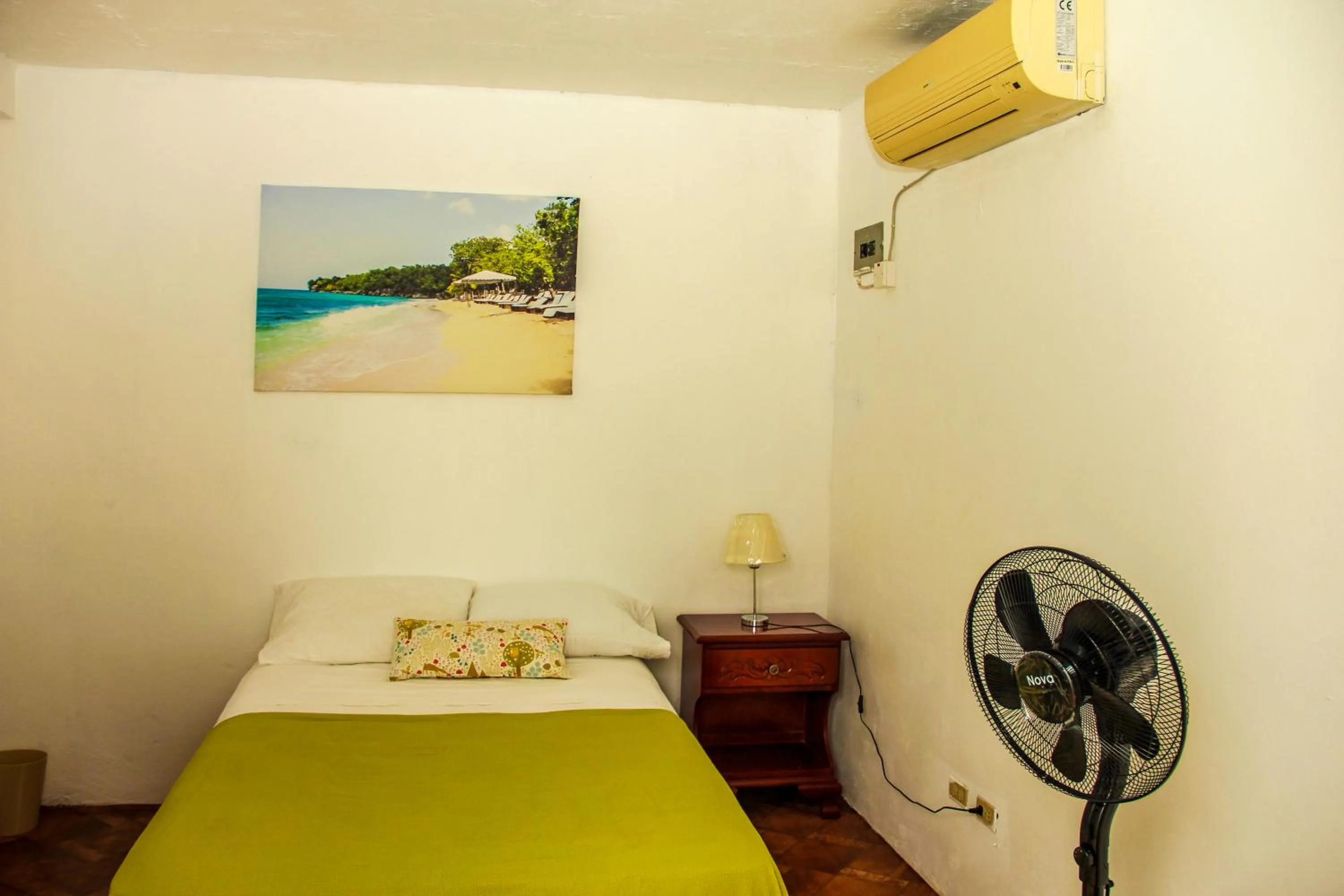 Bedroom, Bed in Sunshine Lodge: Your home away from home